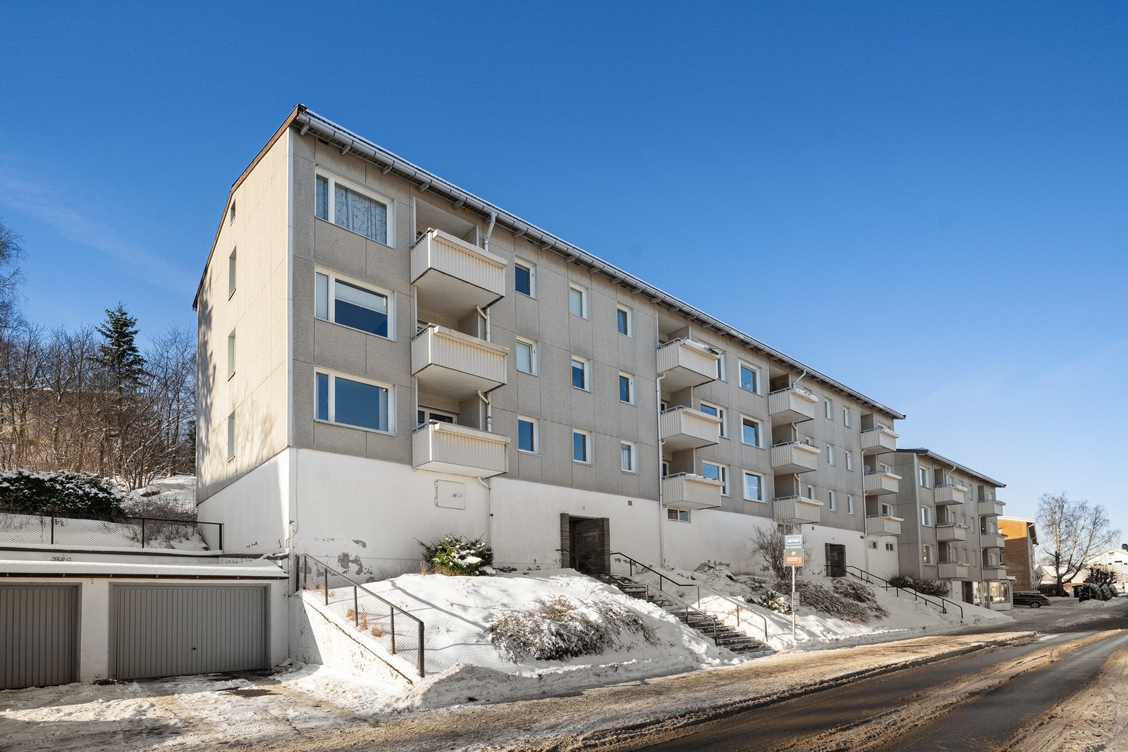 Aslakveien 17 ligger høyt og fritt fra gaten Galleribilde