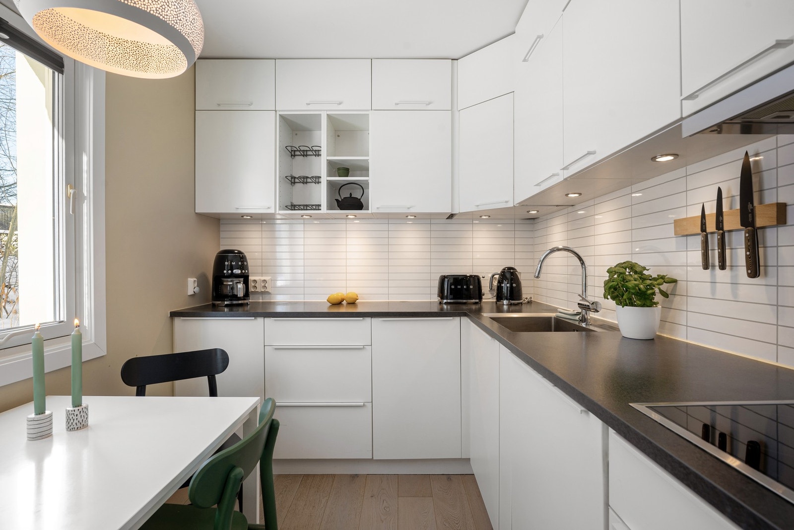 Separat kjøkken med lyse fronter, godt med benke -og skapplass som innbyr til matlaging Galleribilde