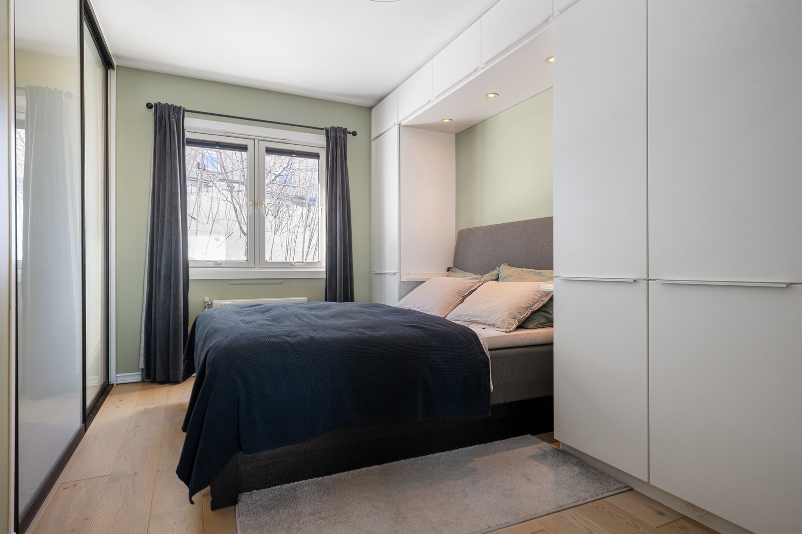 Hovedsoverommet vender mot bakhagen, godt med skapplass både skyvedørsgarderobe og garderobeskap rundt sengen Galleribilde