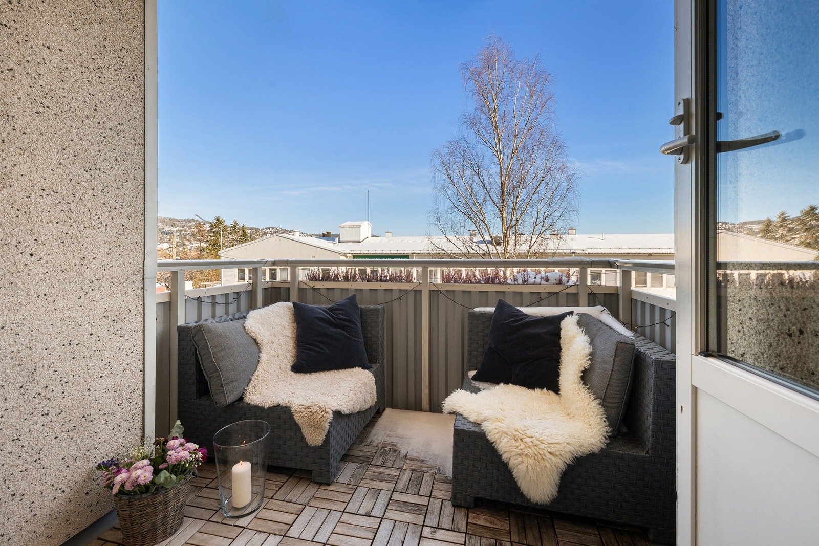Balkongen er ett yndet sted fra mars - september Galleribilde