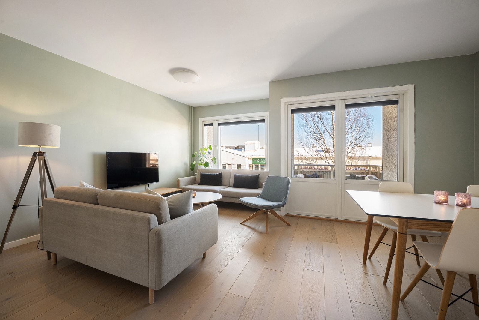 Store vindusflater gir masse dagslys Galleribilde