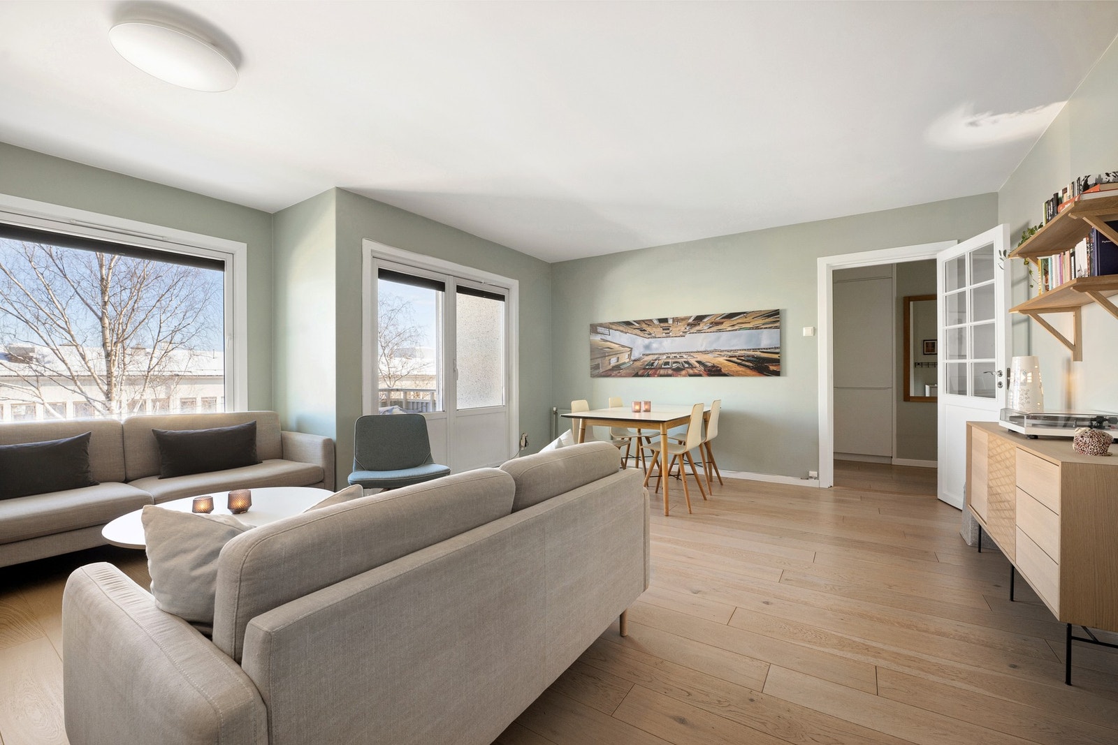 Dobbeldør ut til balkongen gjør den til en naturlig forlengelse av stuen store deler av året Galleribilde