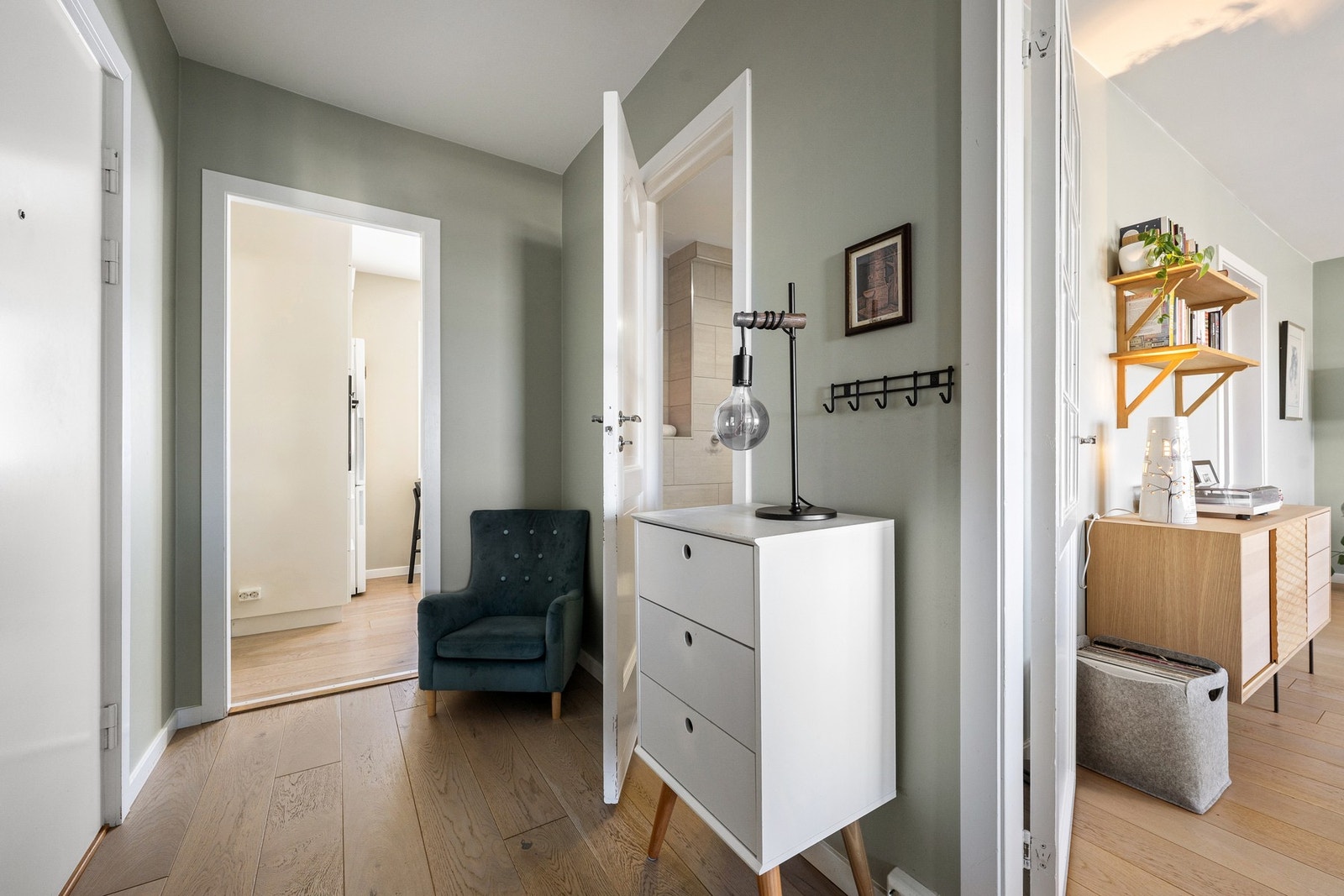 Entrè med garderobeskap. Galleribilde