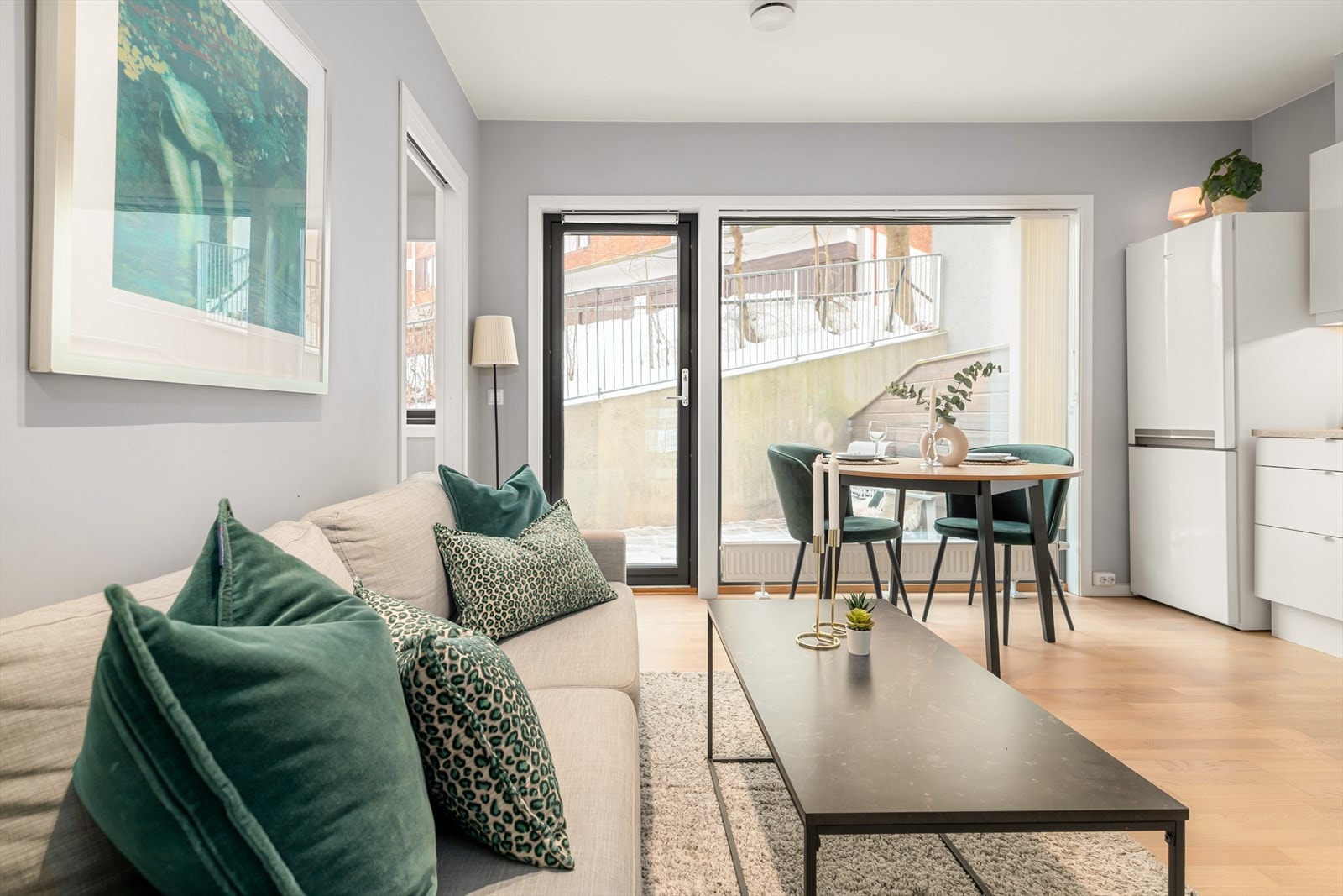 Fra stuen er det direkte utgang til en privat, hellelagt uteplass. Galleribilde