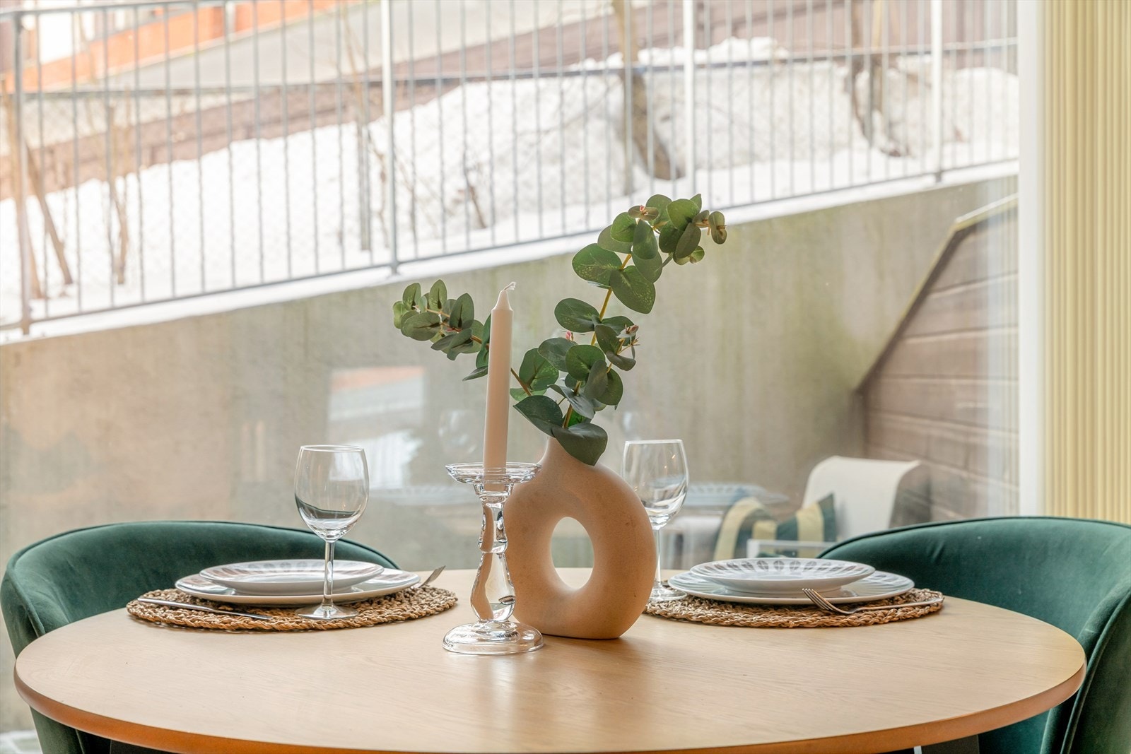 Den åpne løsningen gir en naturlig plass for spisebord i tilknytning til kjøkkenet. Galleribilde