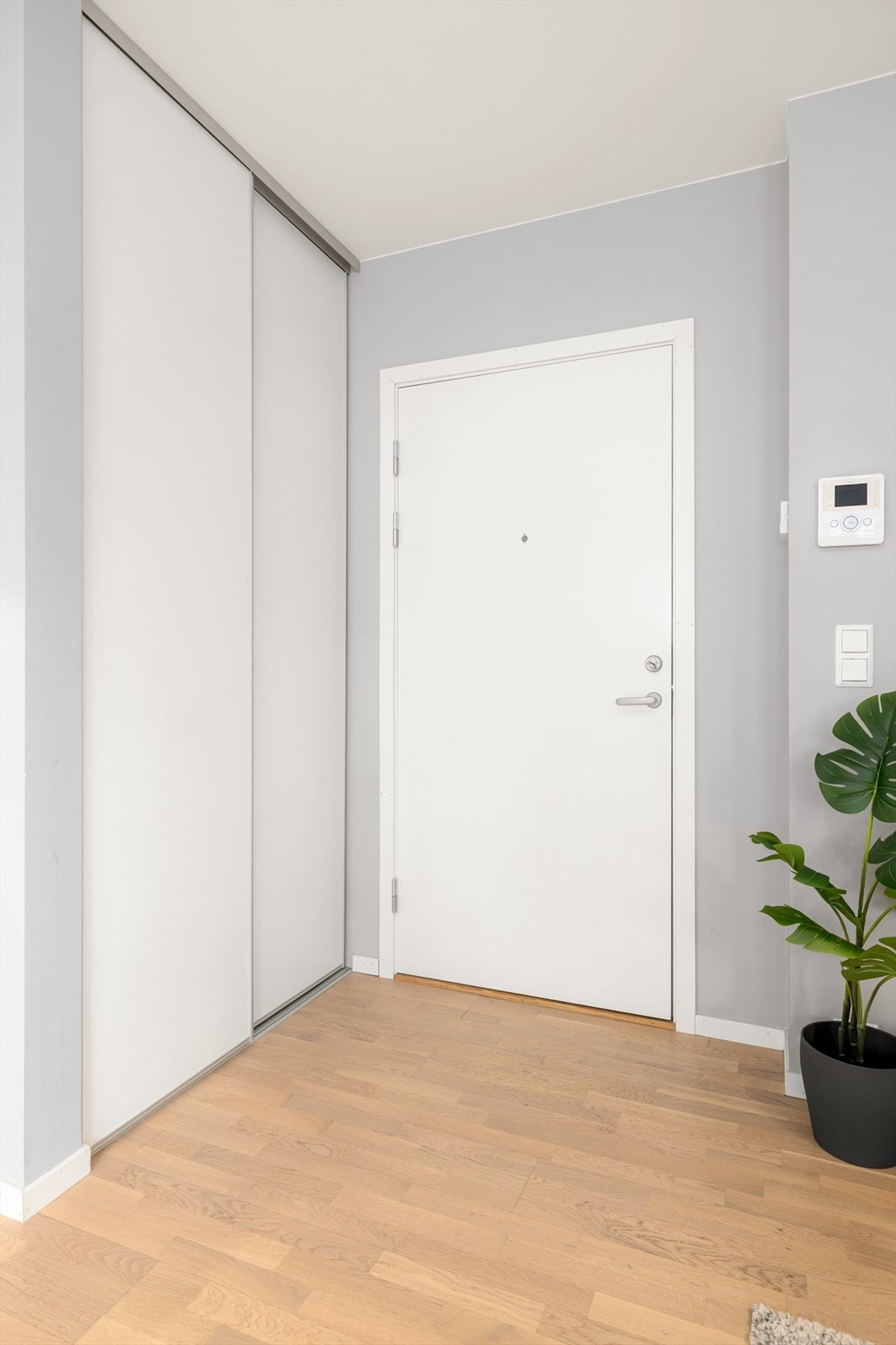 Entréen er utstyrt med en praktisk skyvedørsgarderobe og dørtelefon med skjerm. Galleribilde