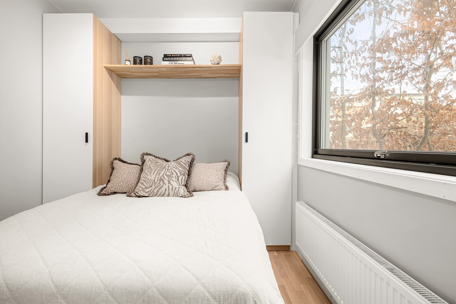 Rommet har parkett på gulvet og et vindu med isolerglass fra 2017. Galleribilde