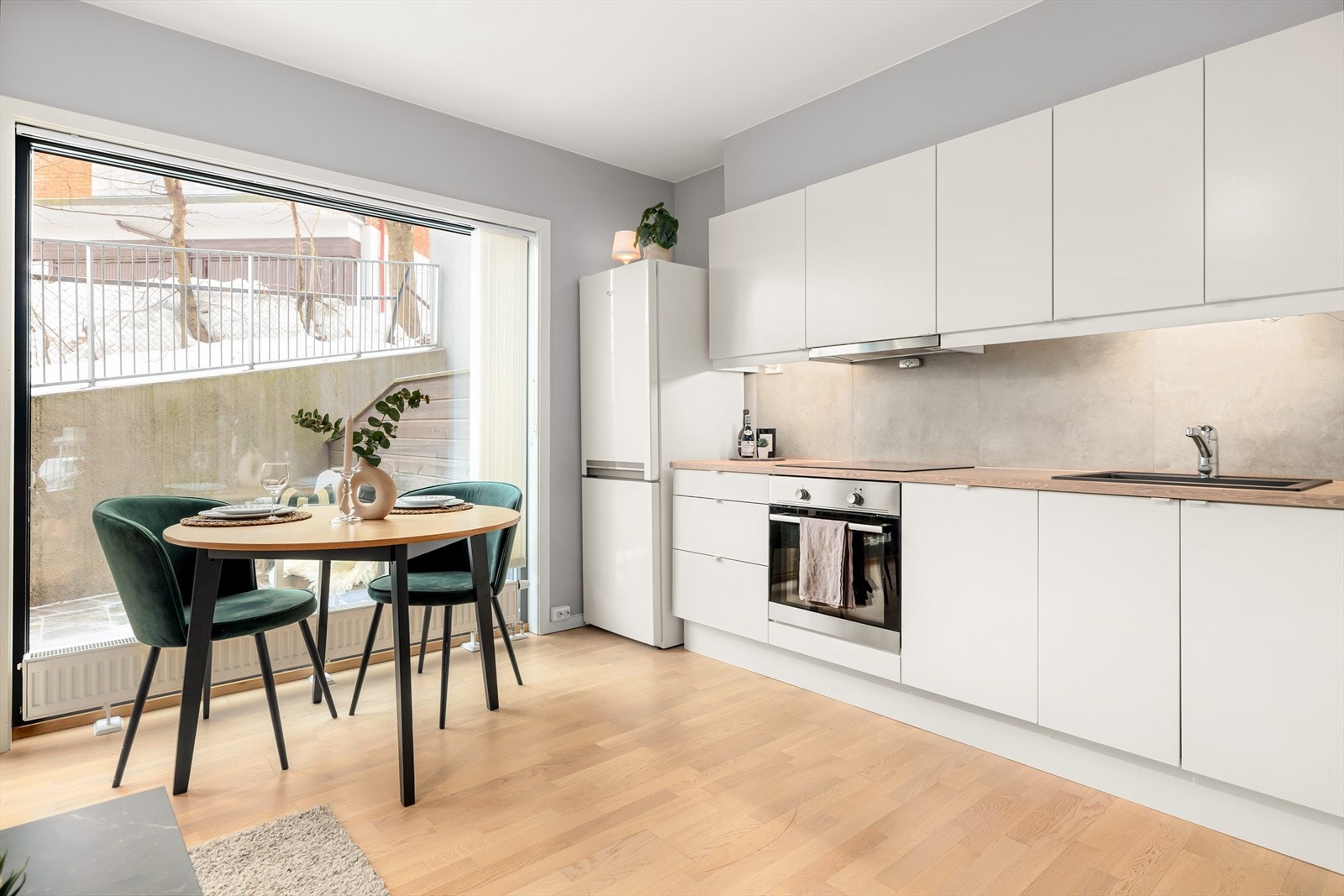 Leiligheten har en åpen og sosial planløsning mellom stue og kjøkken. Galleribilde