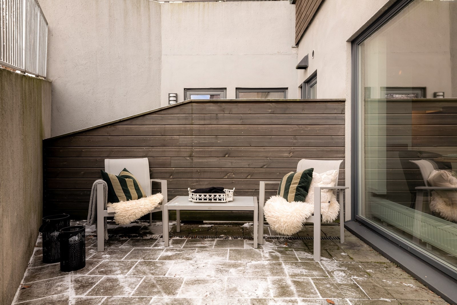 Uteplassen har god plass til en sittegruppe og er utstyrt med utelys. Galleribilde