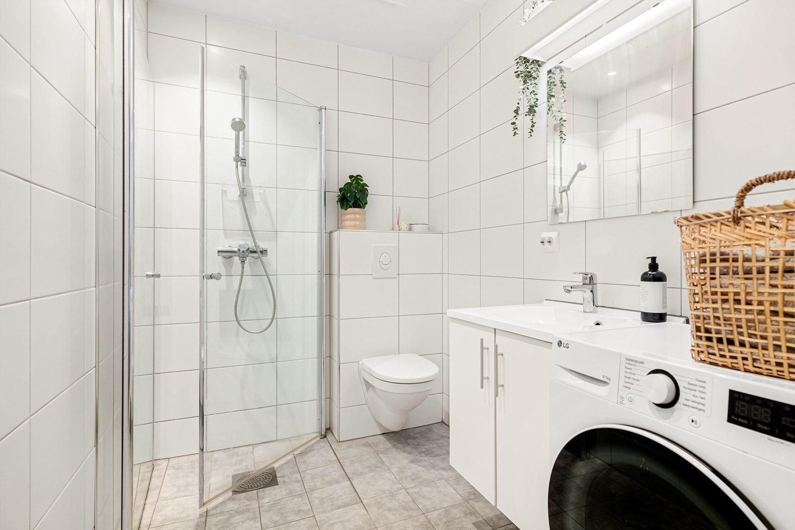 Moderne, flislagt bad fra 2018 med varme i gulvet for økt komfort. Galleribilde