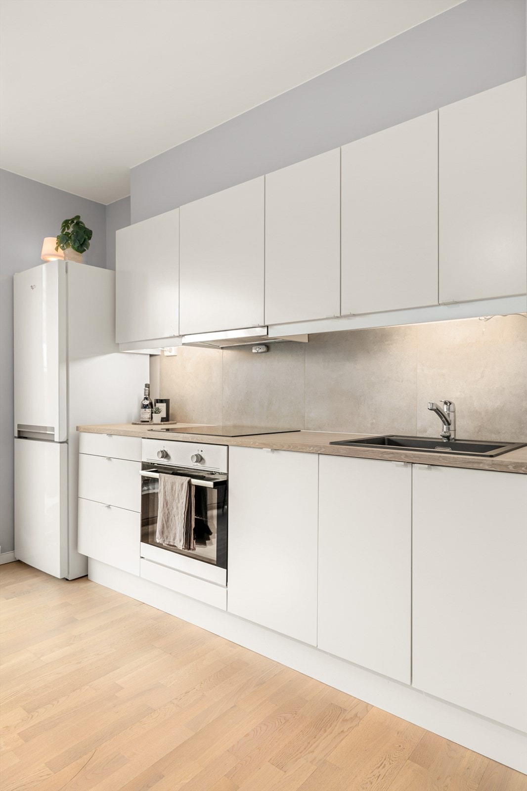 Rikelig med skapplass i både over- og underskap. Galleribilde