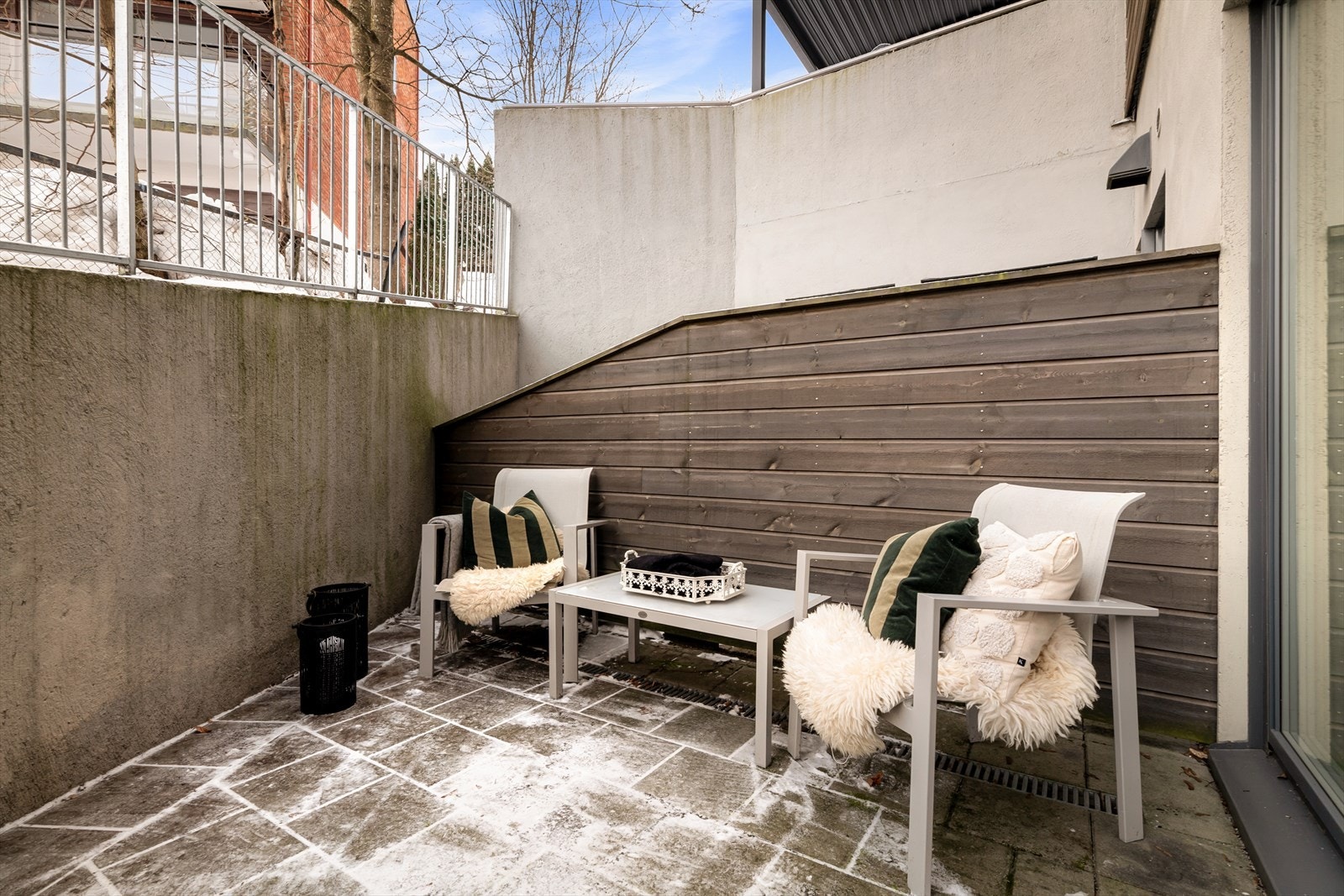 Et skjermet og hyggelig uteområde som er en forlengelse av stuen. Galleribilde