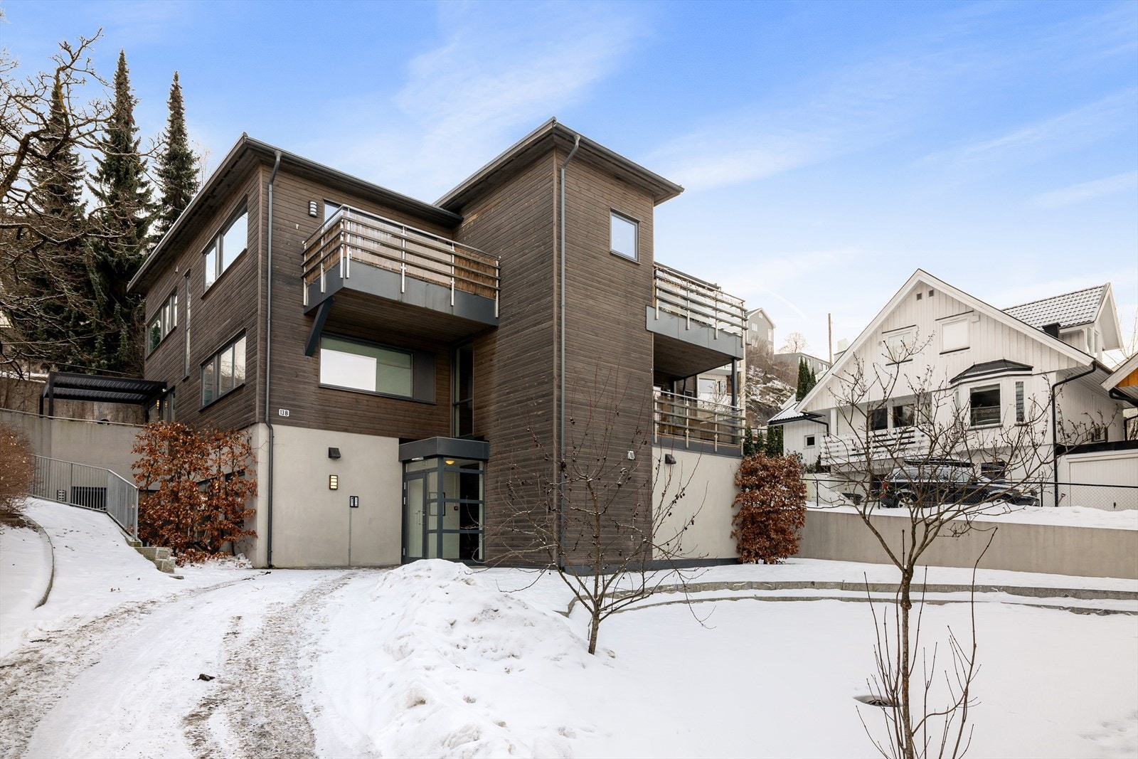 Bygget ble ferdigstilt i 2018 og har pent opparbeidede fellesarealer. Galleribilde