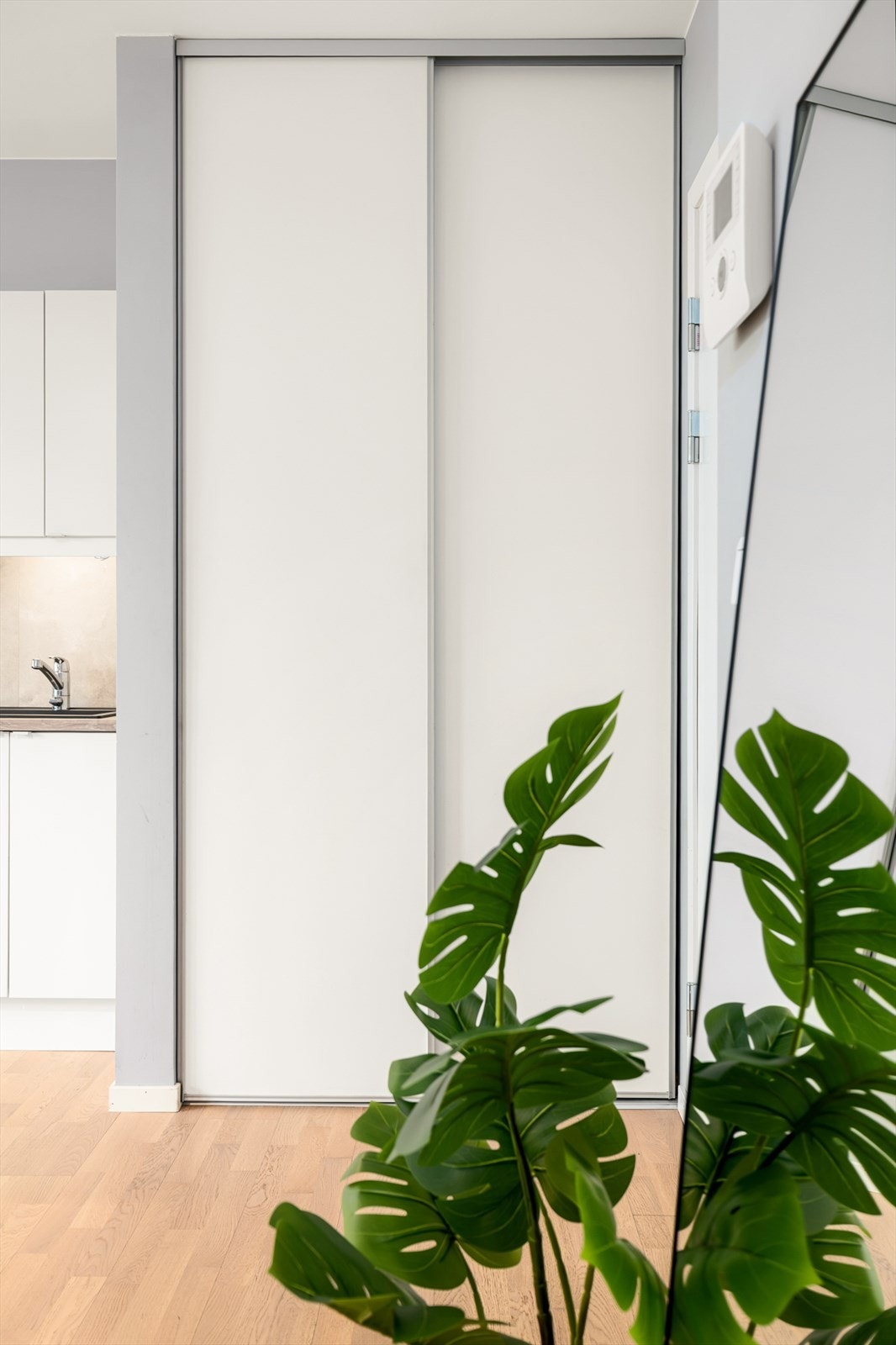 Gjennomgående parkett på gulv og lyse, malte flater gir et helhetlig inntrykk. Galleribilde