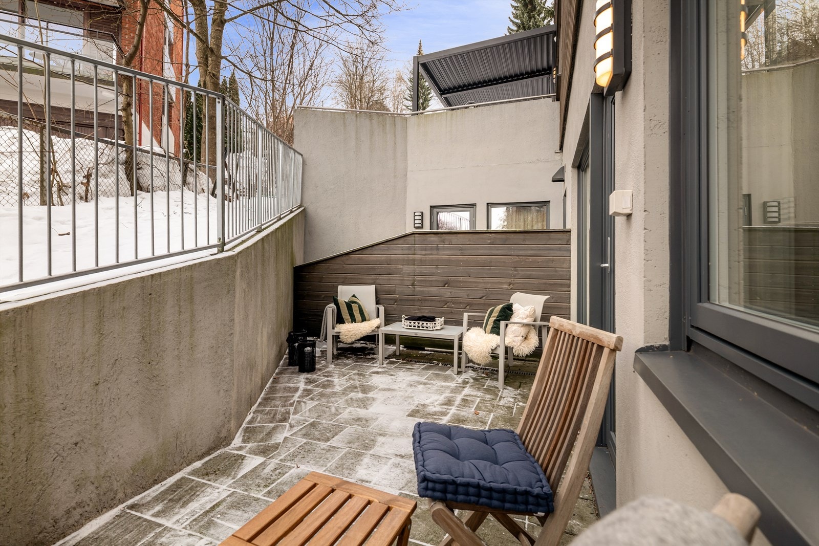 Uteplassen er en verdifull kvalitet ved denne leiligheten i underetasjen. Galleribilde