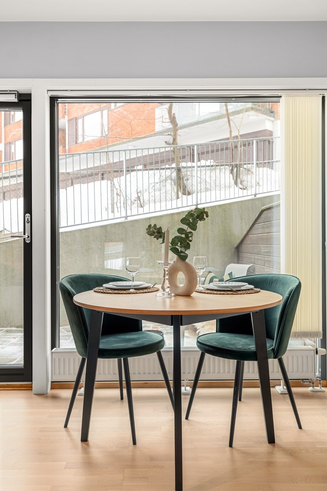 Store vindusflater og dør med isolerglass fra 2017 slipper inn godt med lys. Galleribilde