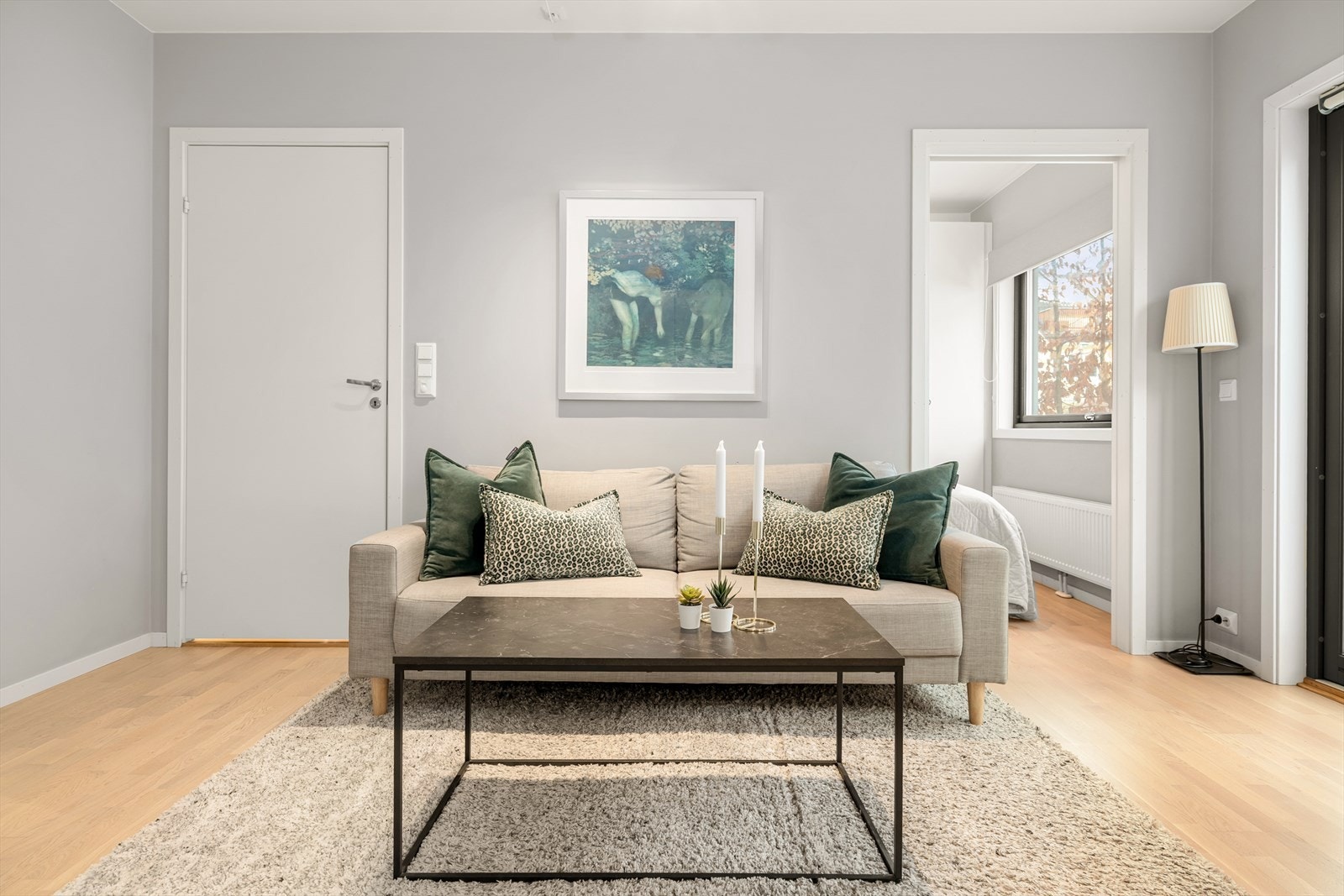 Stuen er et sentralt rom med god plass til sofagruppe og adkomst til soverommet. Galleribilde