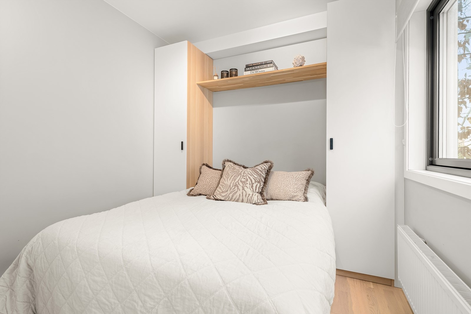 Soverommet er praktisk innredet med et innebygd garderobeskap for optimal lagring. Galleribilde