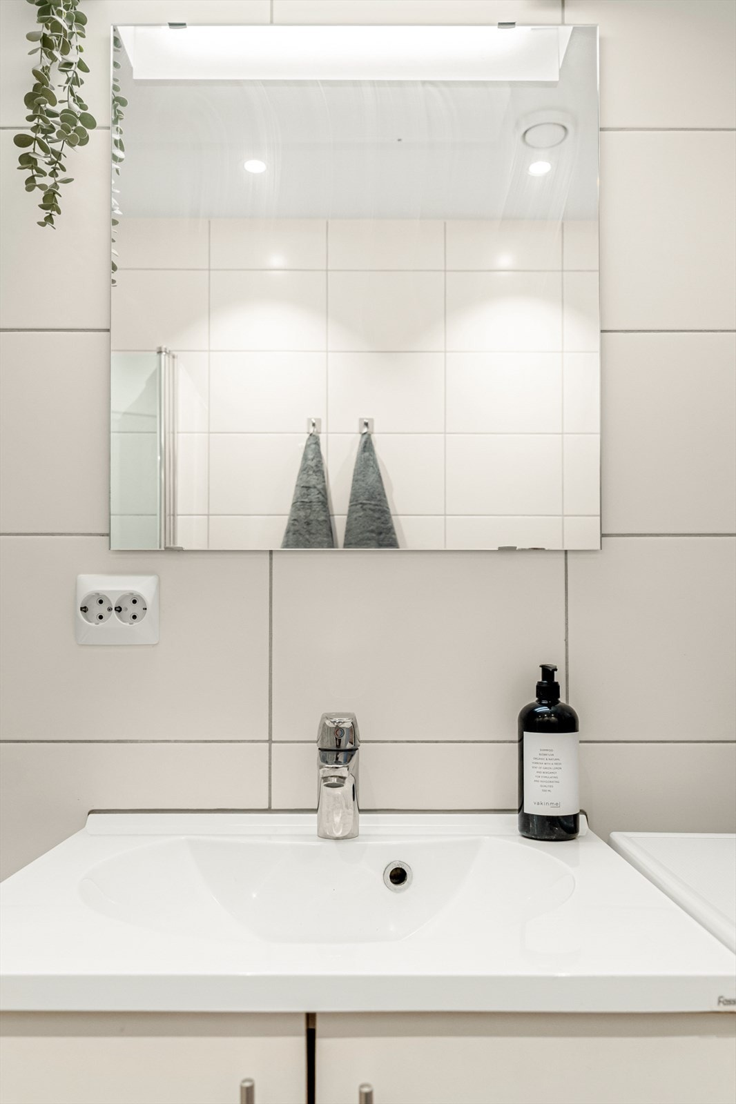 Her er det veggmontert toalett og integrert belysning i himlingen. Galleribilde