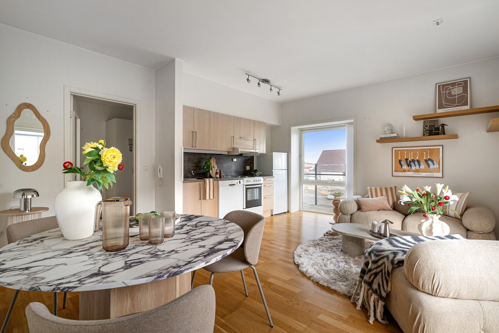 Åpen stue- og kjøkkenløsning som oppleves sosial og innbydende. Galleribilde