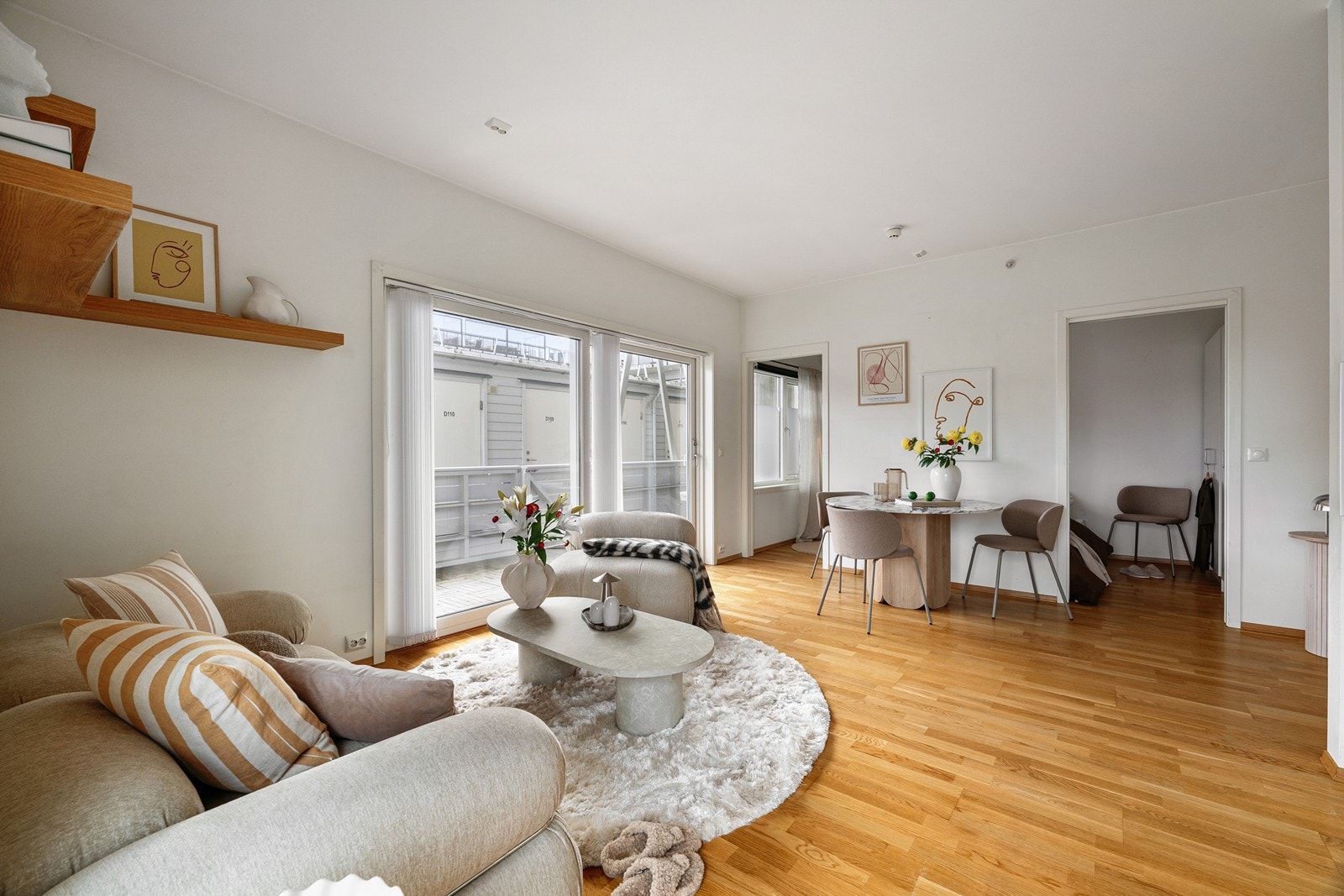 Åpen stue- og kjøkkenløsning som oppleves sosial og innbydende. Galleribilde