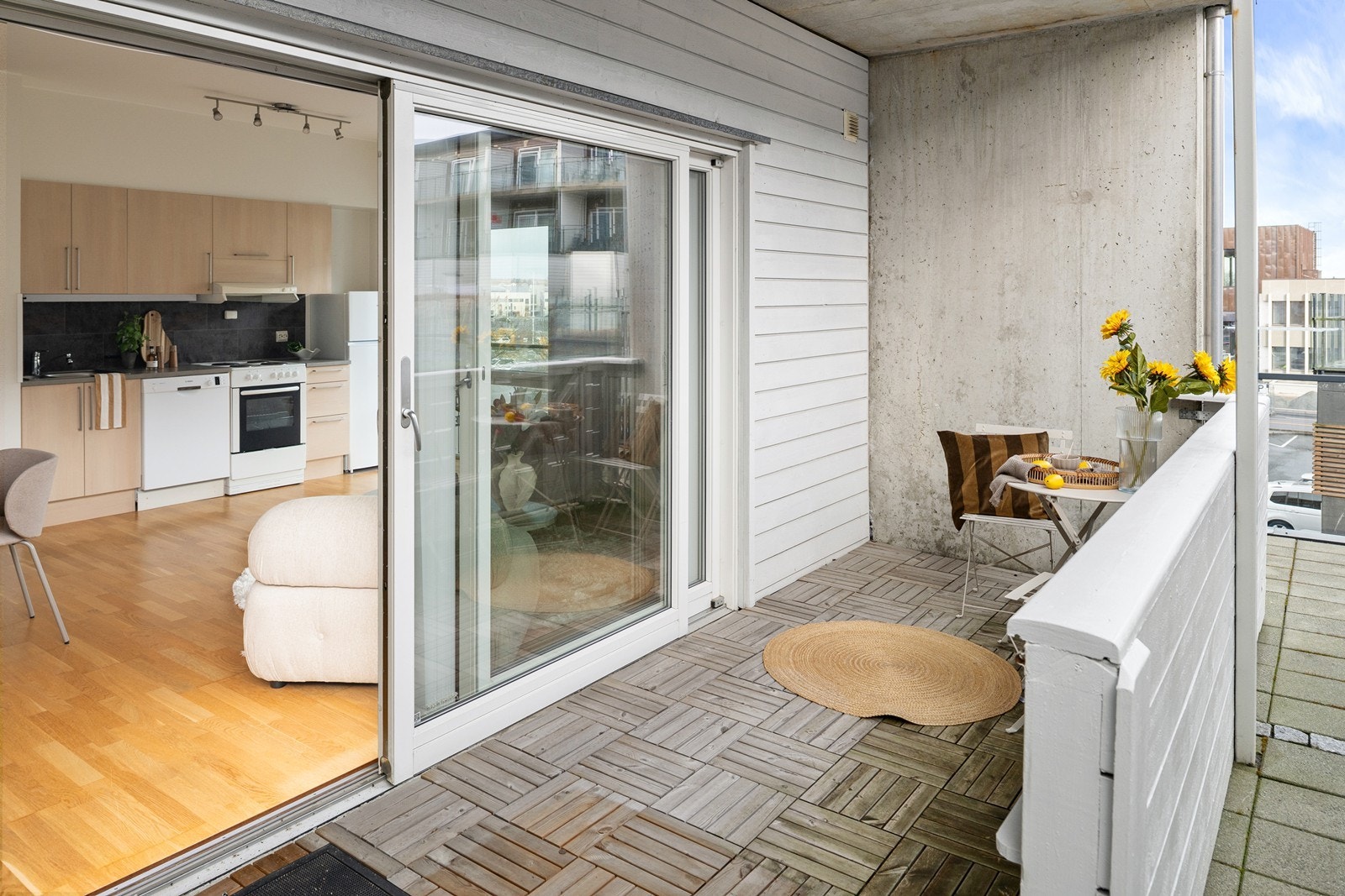 Fra stuen er det utgang til et romslig uteområde på ca. 13 m² Galleribilde