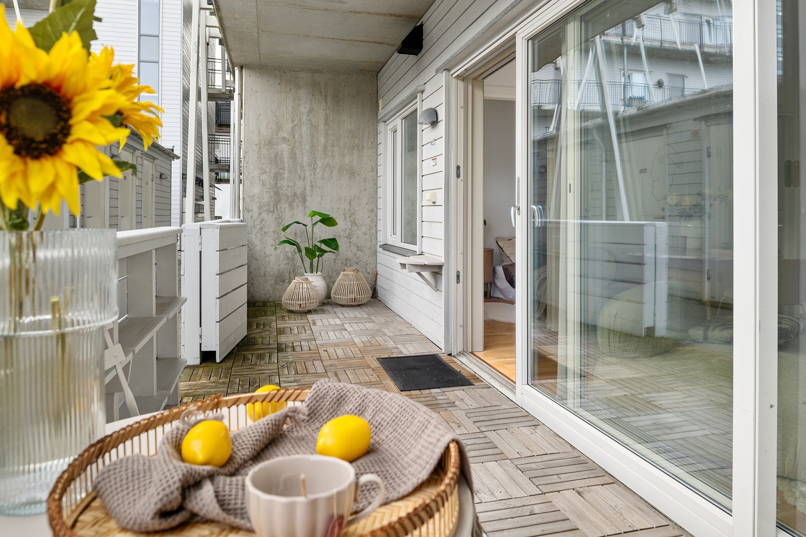 Fra stuen er det utgang til et romslig uteområde på ca. 13 m² Galleribilde