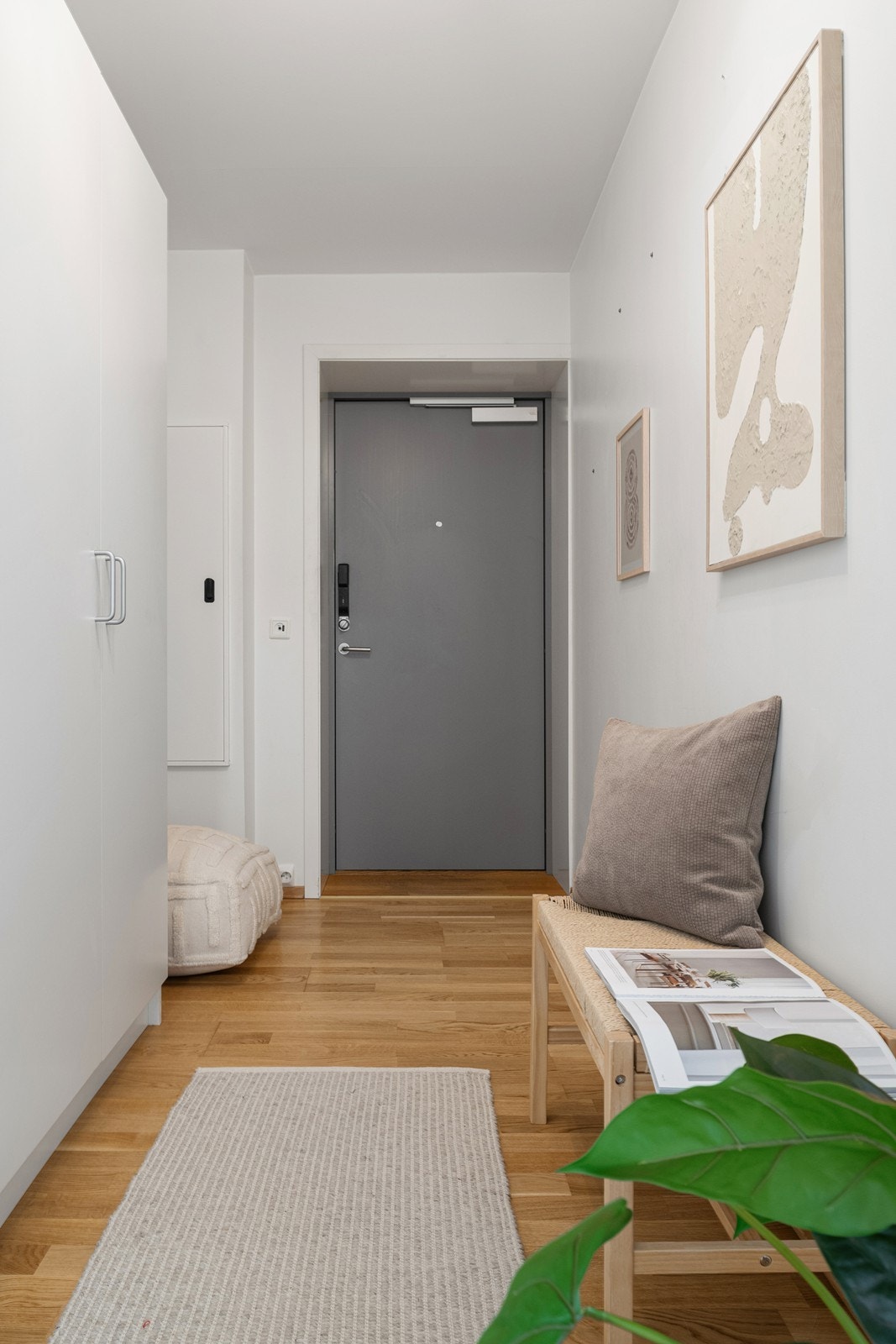 Fra gangen får du et ryddig førsteinntrykk med plass til oppbevaring av yttertøy og sko Galleribilde