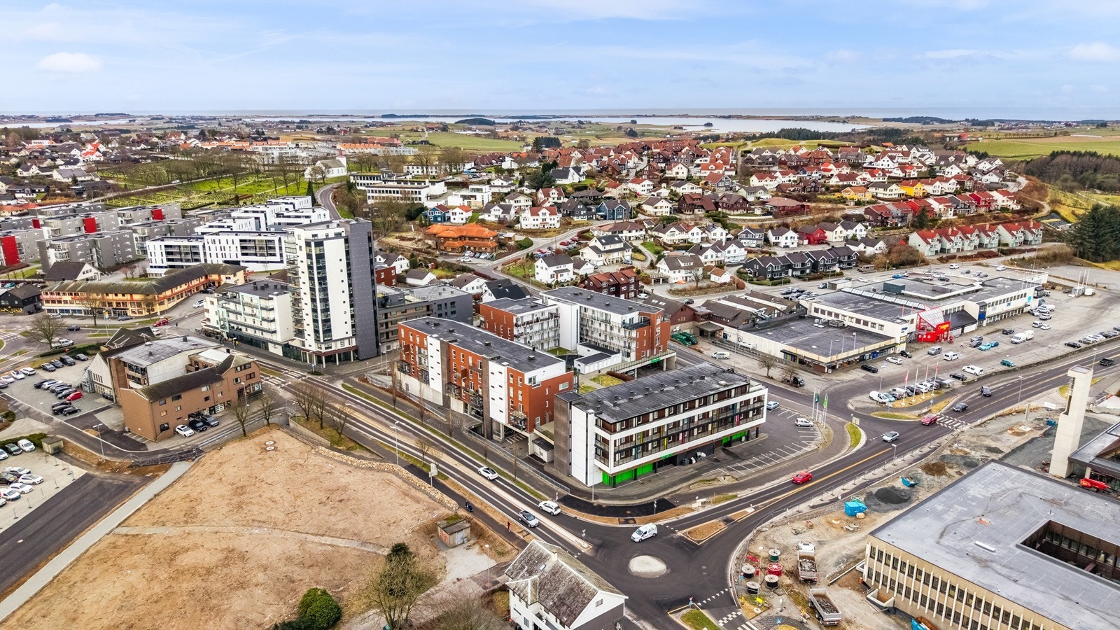 Fra boligen er det kun en kort spasertur til Kiwi og Europris i samme bygg, samt til Rådhuset og Jærhagen med et bredt utvalg av butikker. Galleribilde