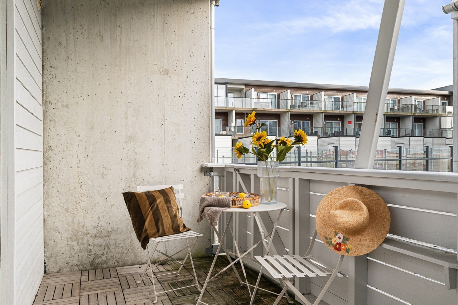 Fra stuen er det utgang til et romslig uteområde på ca. 13 m². Galleribilde