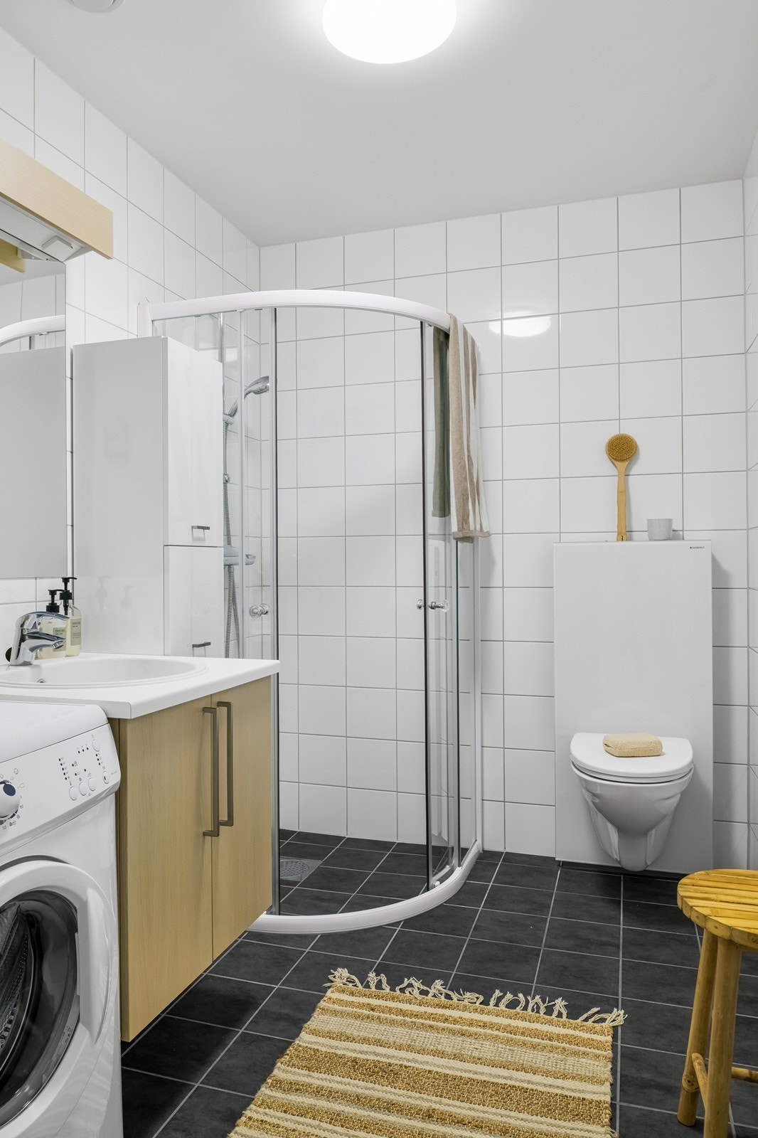 Badet er helfliset fra byggeår og har en funksjonell utforming. Galleribilde