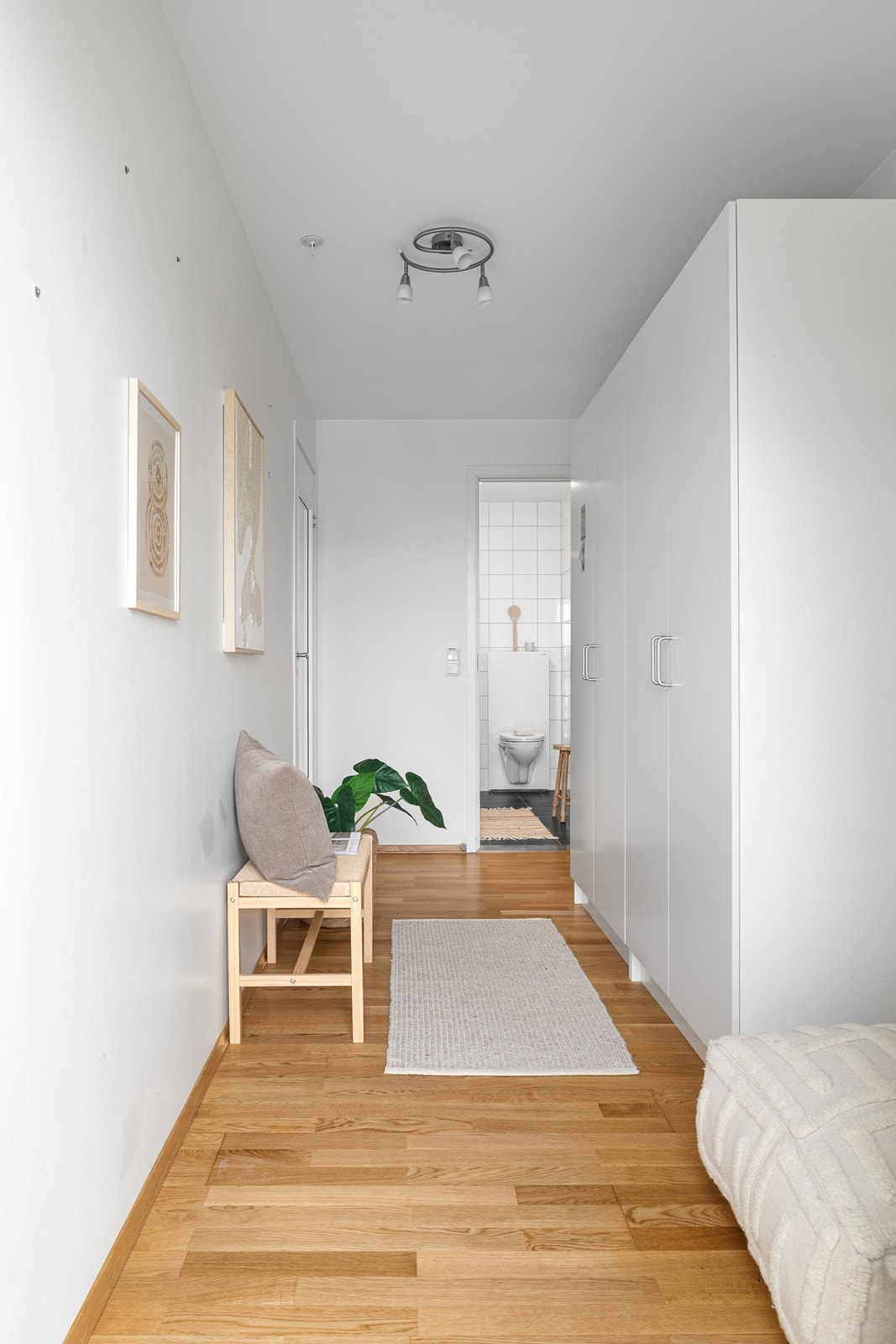 Fra gangen får du et ryddig førsteinntrykk med plass til oppbevaring av yttertøy og sko. Galleribilde