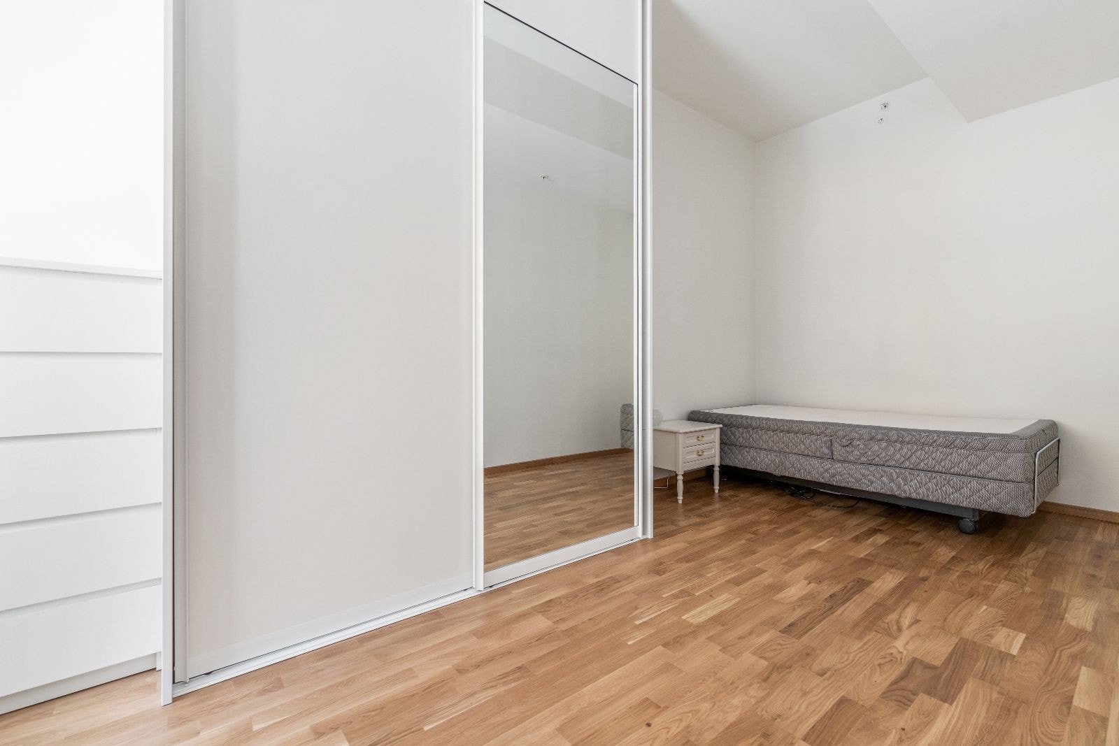Romslig soverom med garderobe Galleribilde