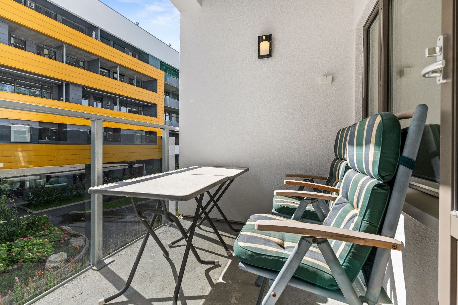 Balkong med utemøbler Galleribilde