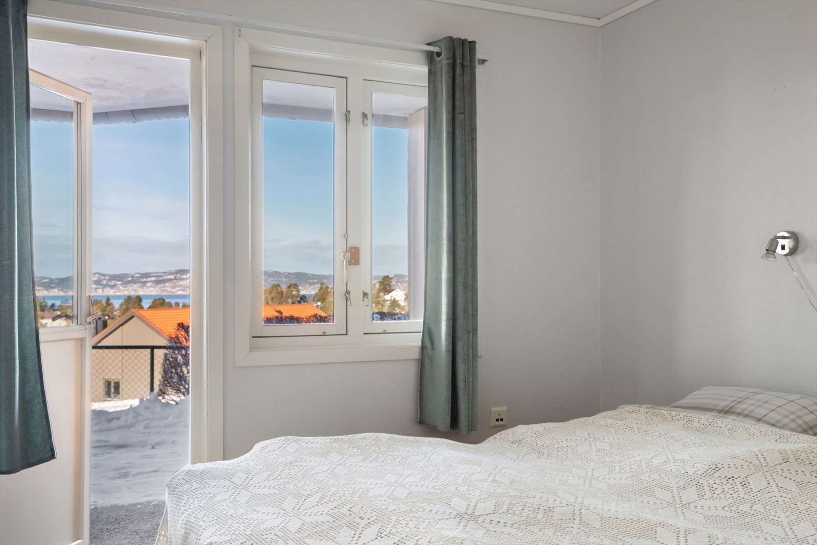 Fra det ene soverommet er det egen utgang til et overbygget uteområde. Galleribilde