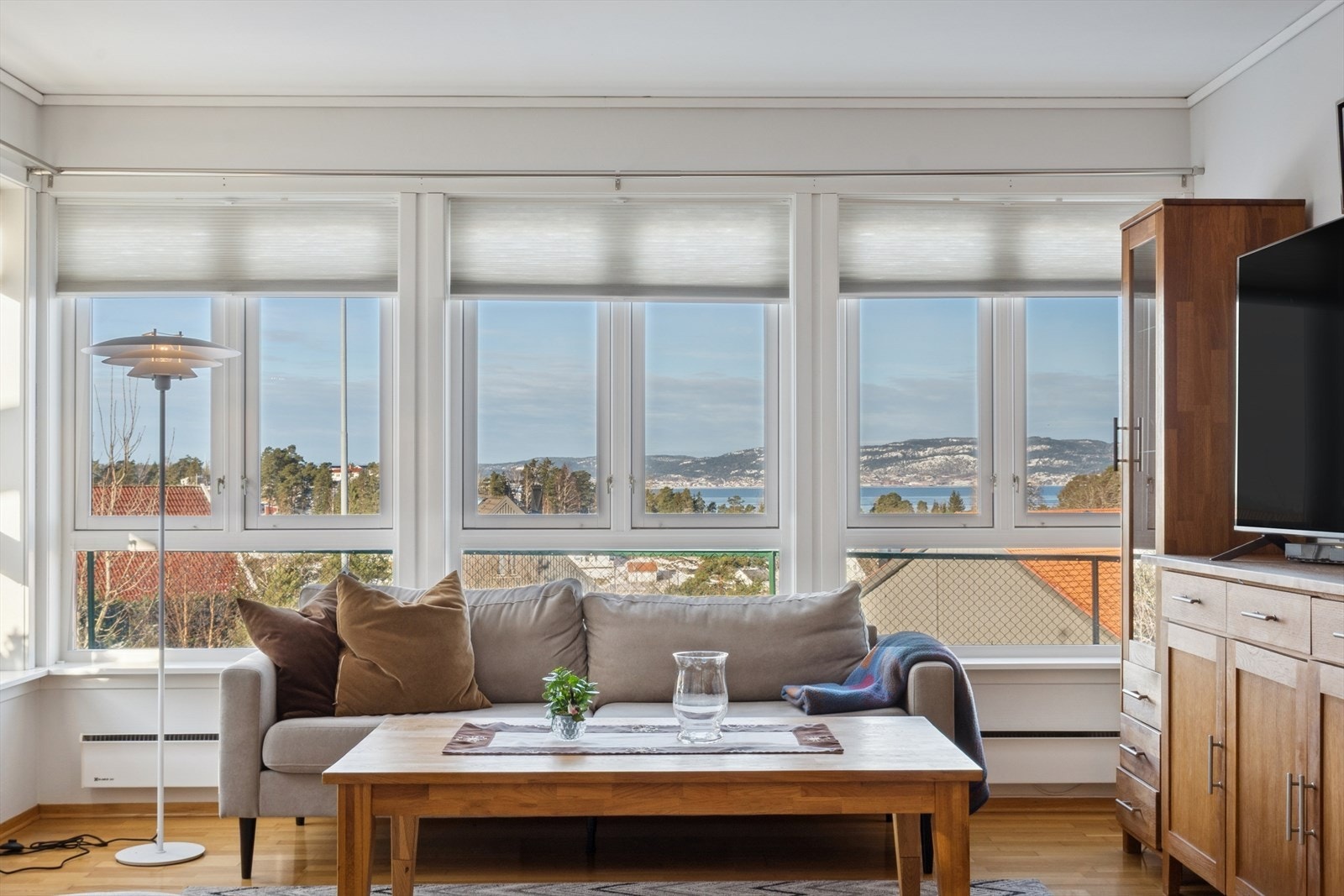 Store vindusflater slipper inn rikelig med naturlig lys og skaper en lys og luftig romfølelse. Galleribilde