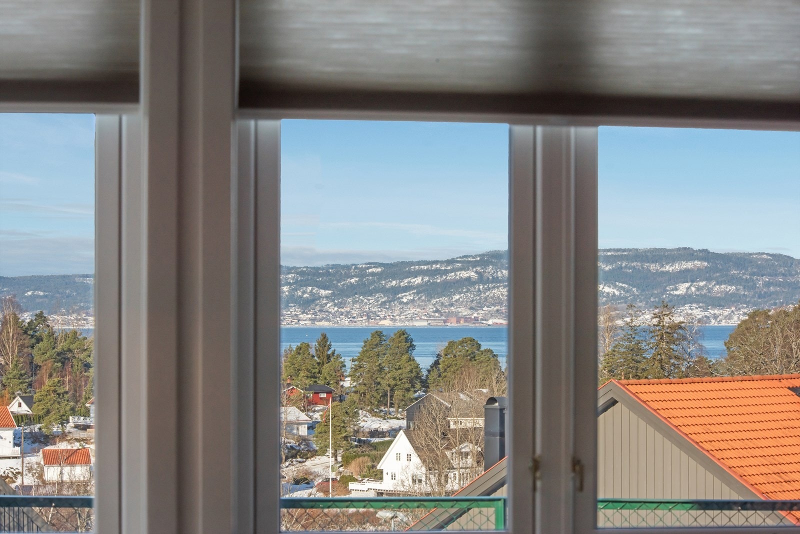 Vindusflatene ivaretar den fine utsikten mot Oslofjorden. Galleribilde