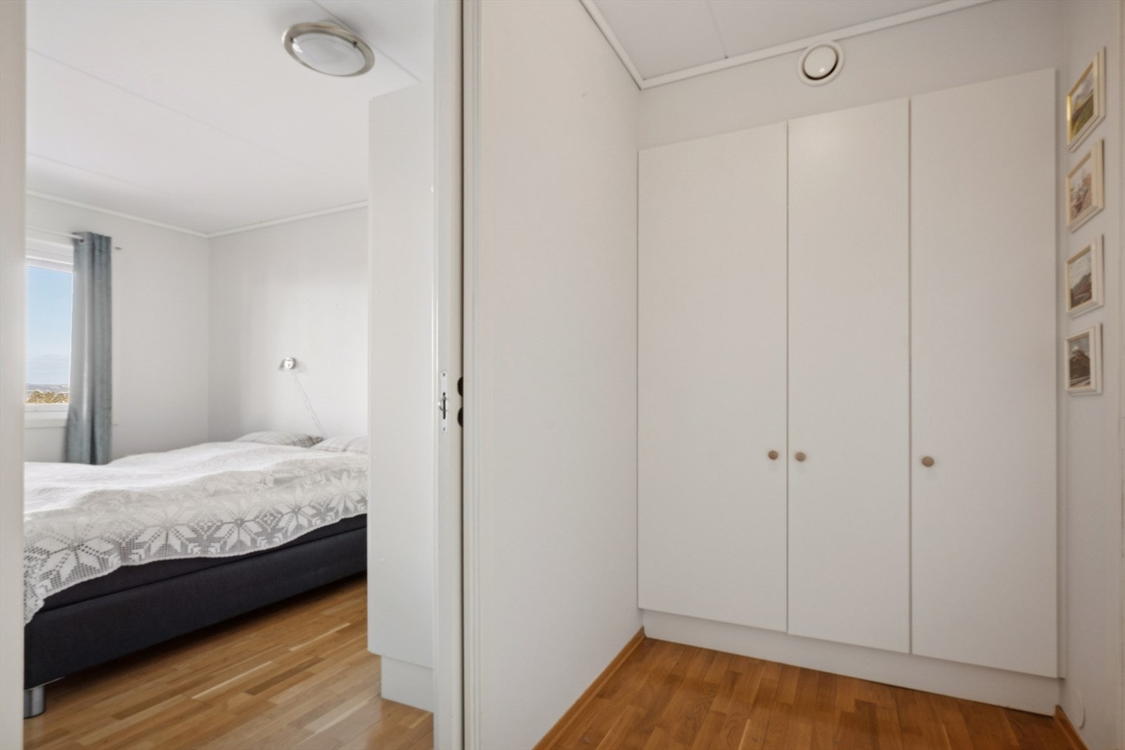 Praktisk mellomgang med garderobeskap. Galleribilde