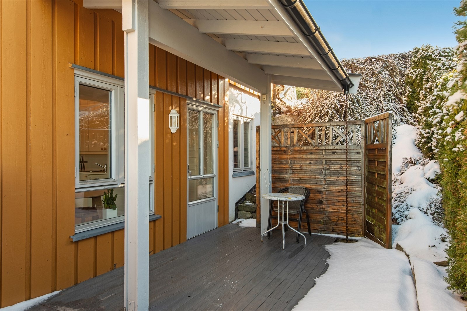 Uteplassen er en hyggelig markterrasse på 13 kvm som fungerer som en forlengelse av oppholdsrommet på varme sommerdager. Galleribilde