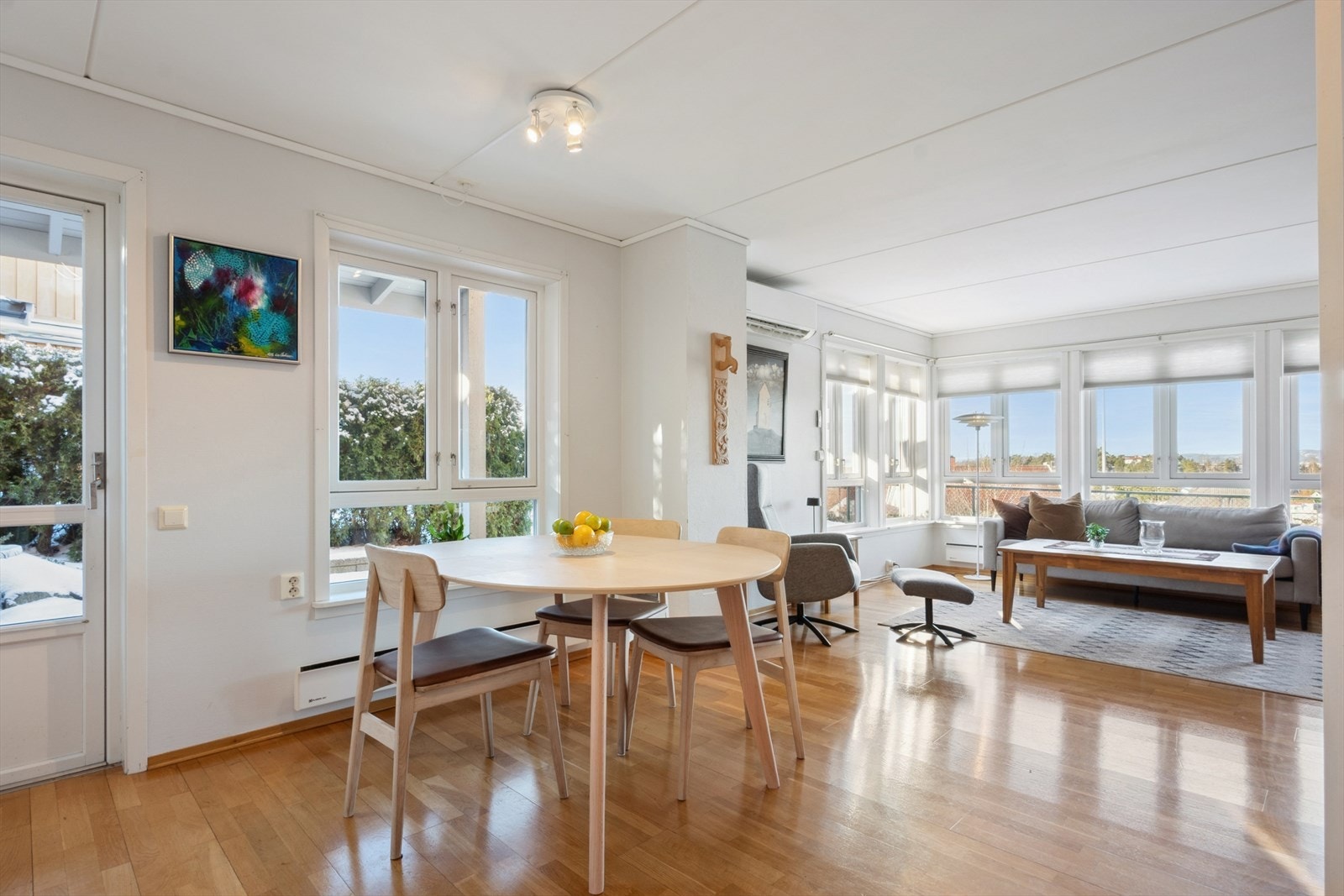 Fra stuen er det direkte utgang til en skjermet markterrasse på 13 kvm som vender mot sydvest. Galleribilde