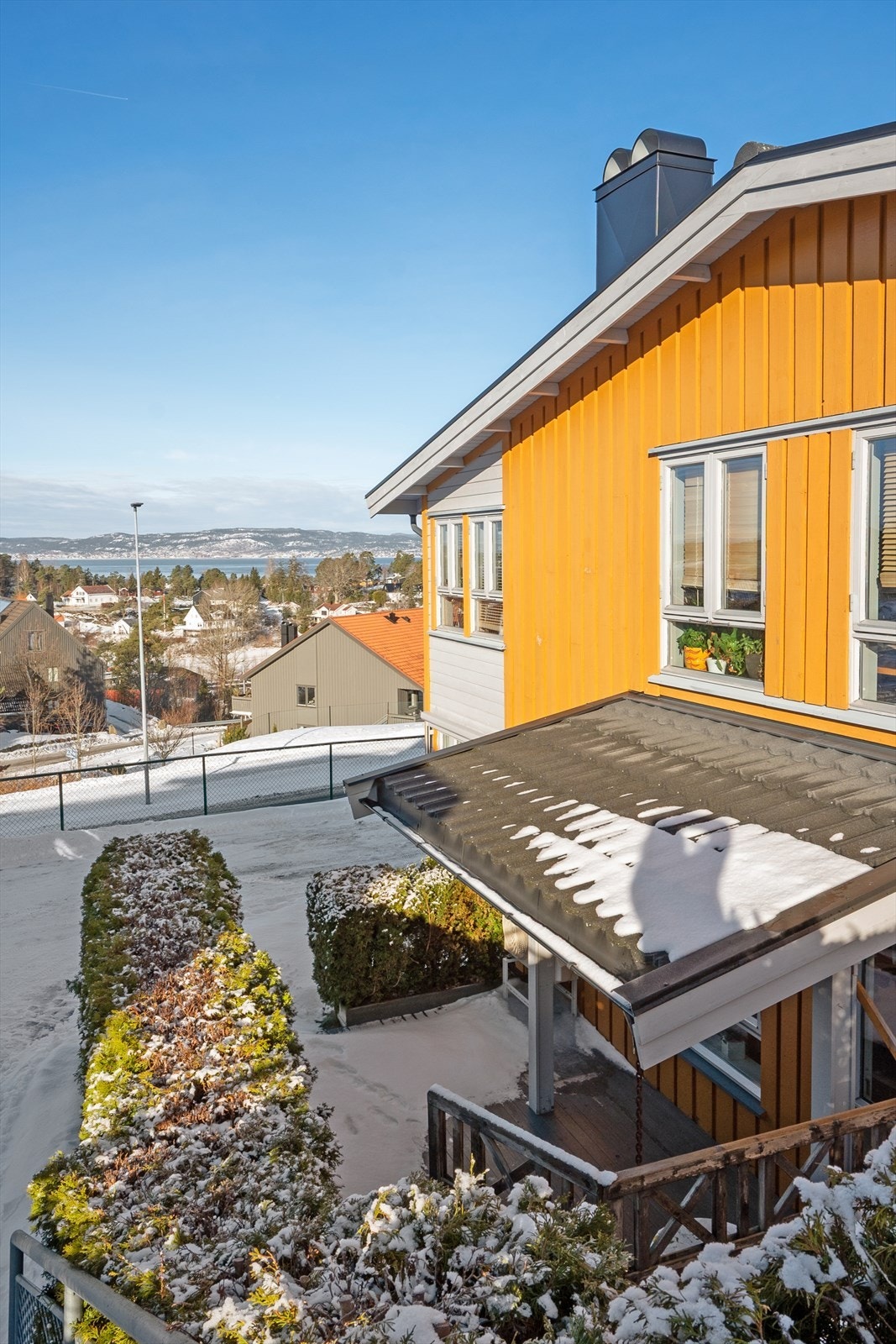 Skjermet markterrasse på 13 kvm som vender mot sydvest. Galleribilde