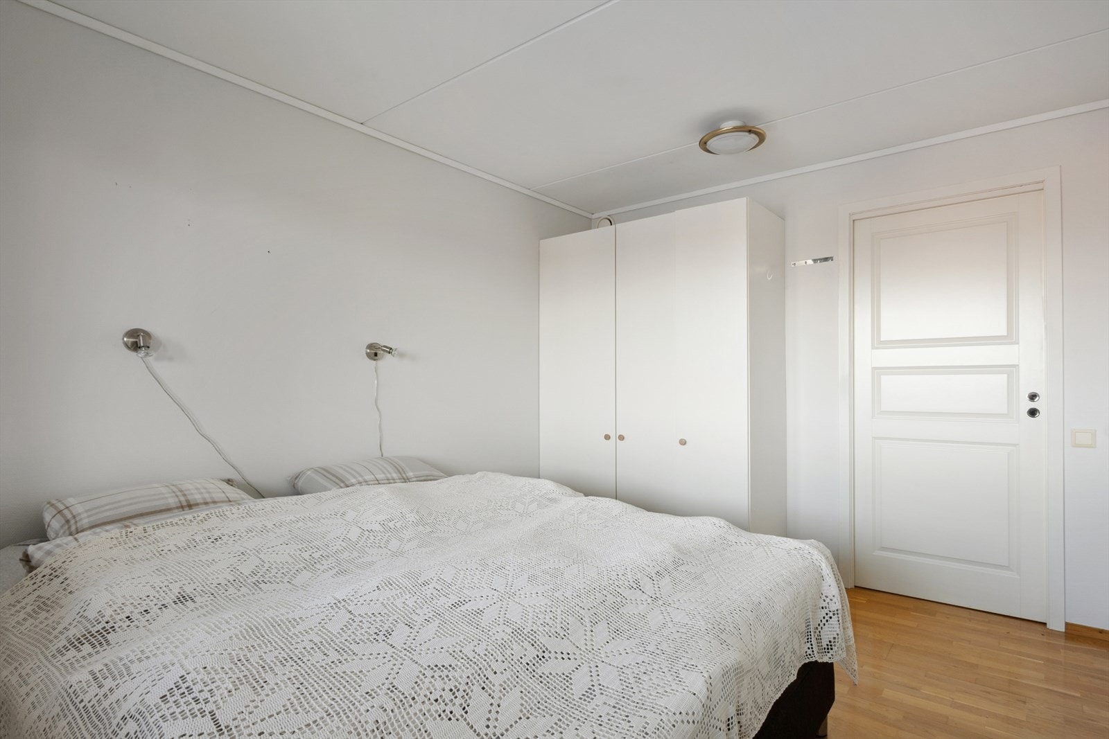 Soverom med garderobeskap. Galleribilde