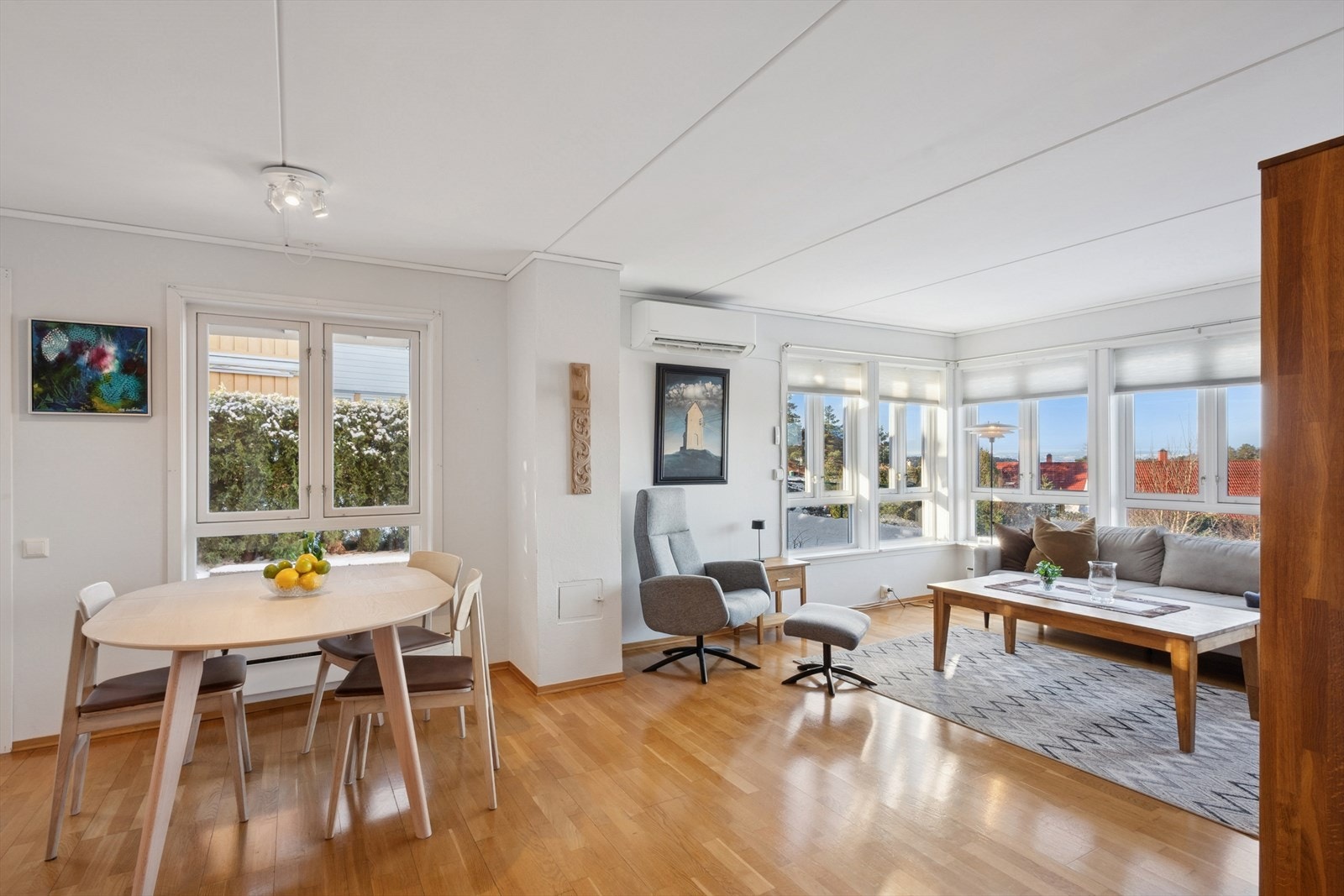 I stuen er det oppvarming via panelovner samt en varmepumpe fra 2023, som sikrer behagelig inneklima året rundt. Galleribilde