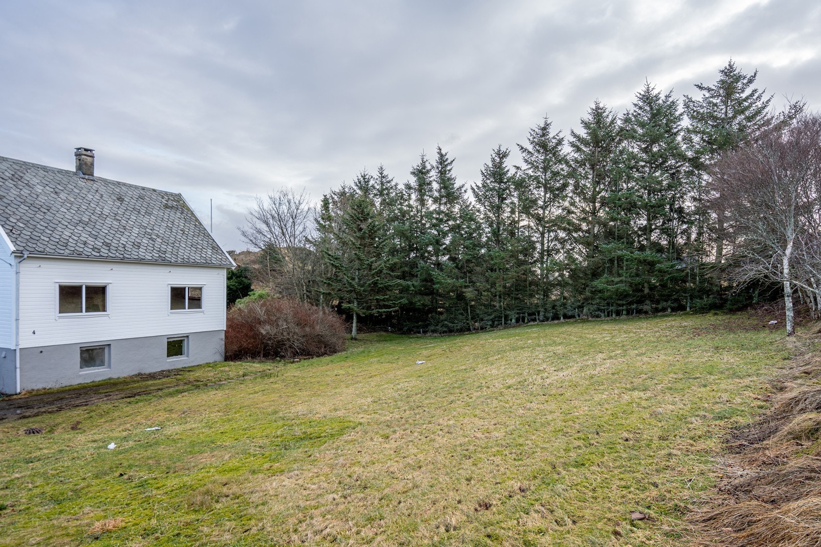 Eiendommen har et godt utgangspunkt og byr på spennende muligheter for modernisering og tilpasning etter egne ønsker og behov. Galleribilde