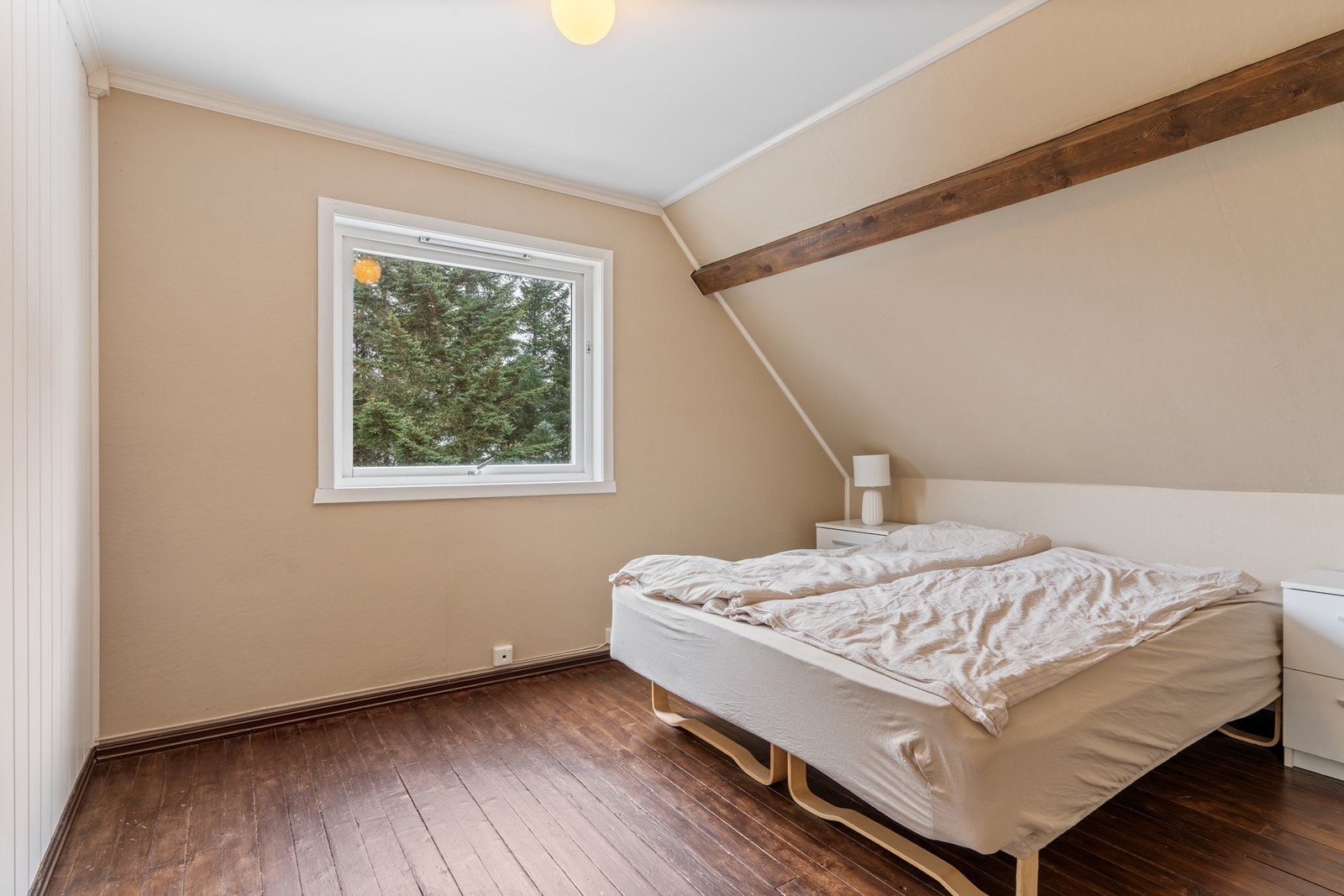 Soverom 1 har god plass til møblering av dobbeltseng, nattbord og oppbevaringsmøblement. Galleribilde