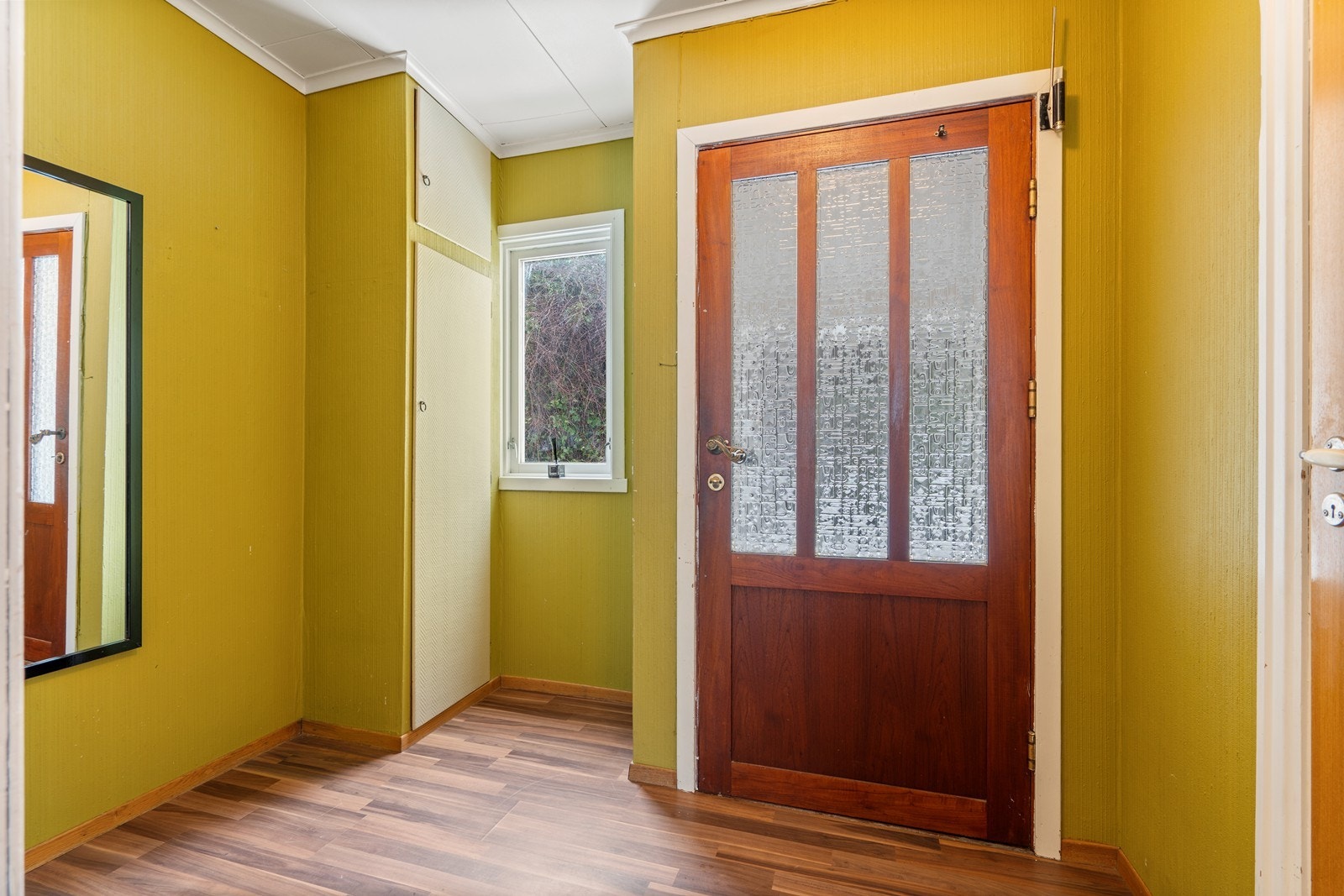 Romslig entrè med god plass til oppbevaring av yttertøy og sko. Galleribilde