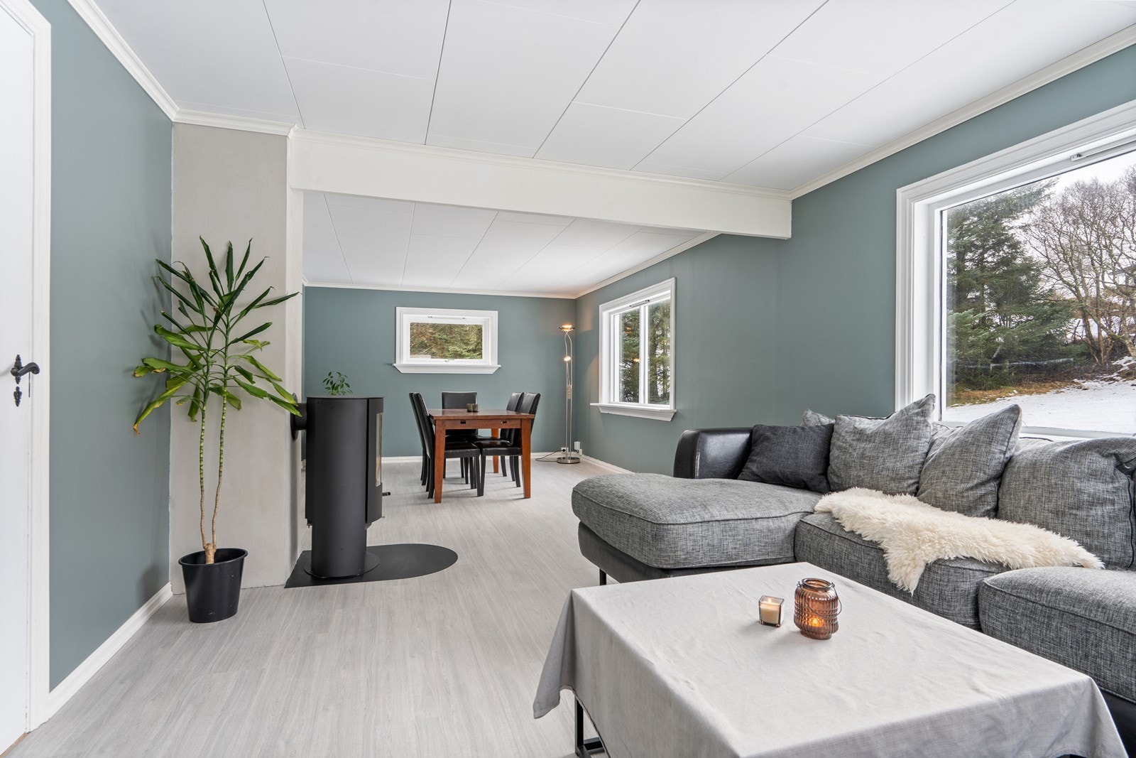 Rommet har slette veggflater malt i en delikat og tidsriktig farge, samt slitesterkt laminatgulv. Galleribilde