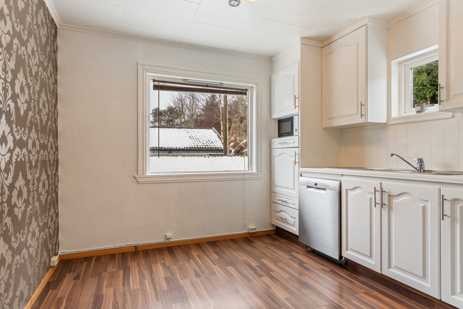 Godt med skap og benkeplass for matlaging og oppbevaring. Det er plass til møblering av spisebordsgruppe på kjøkken. Frittstående hvitevarer. Galleribilde