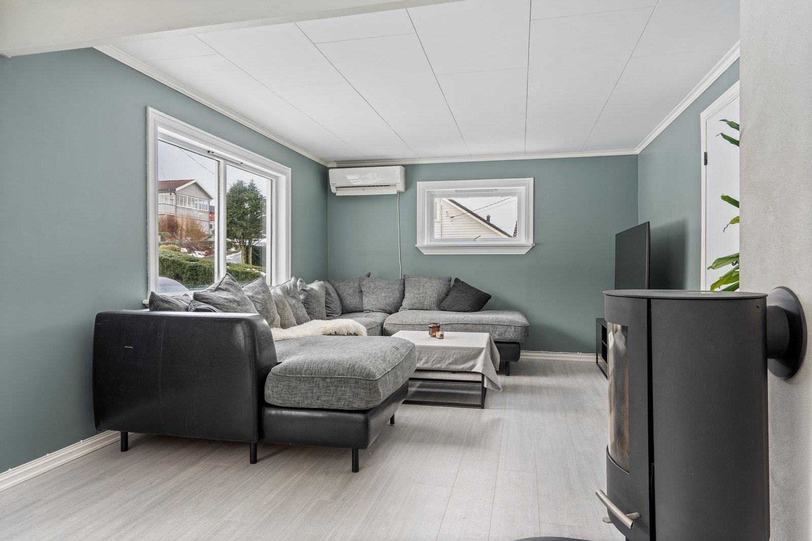 Lys og luftig stue som er oppgradert i nyere tid. Det er montert varmepumpe på stuevegg. Galleribilde