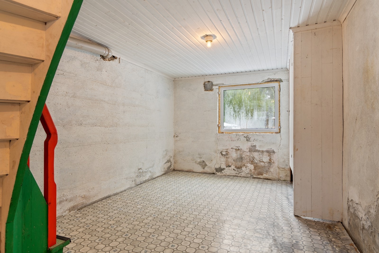 Her har du god lagringsplass for diverse hageutstyr. I kjelleren er det etablert opplegg for vaskemaskin i det ene kjellerrommet. Galleribilde